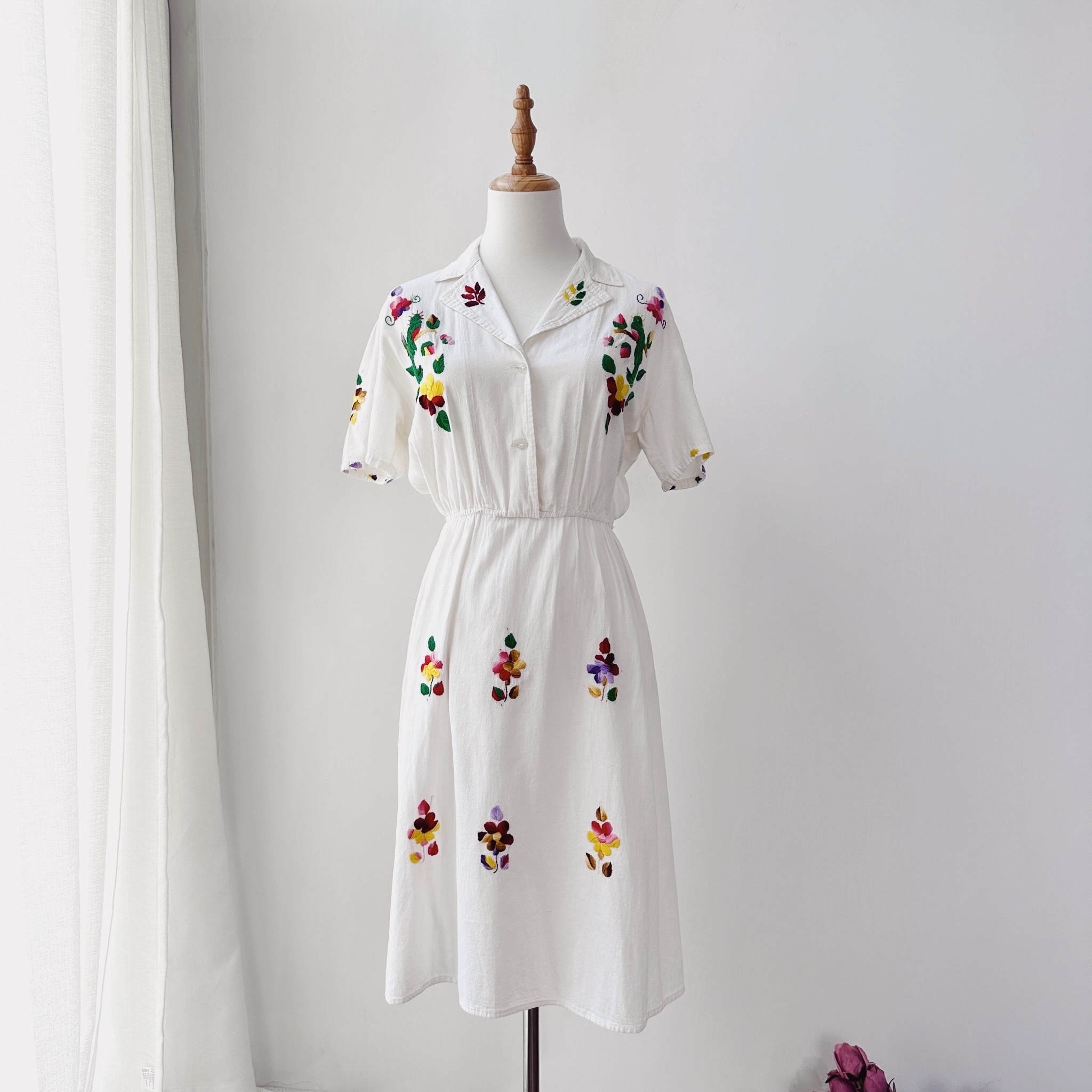 白色童趣感花草刺繡連身裙
