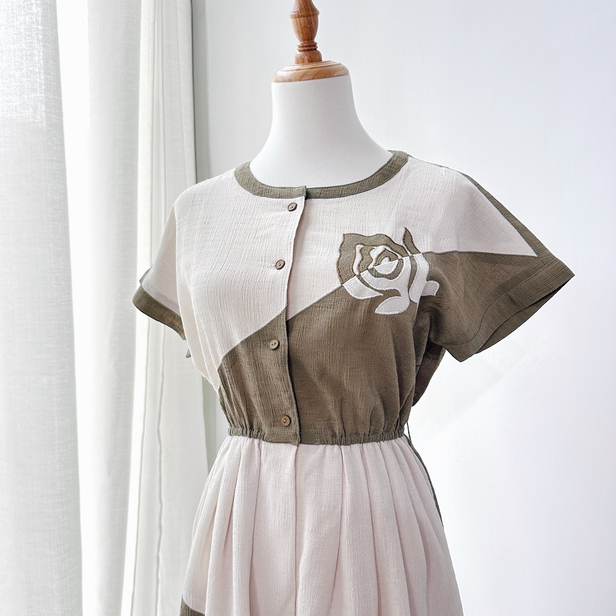 日本製抺茶綠 × 米白大玫瑰圖案連身裙