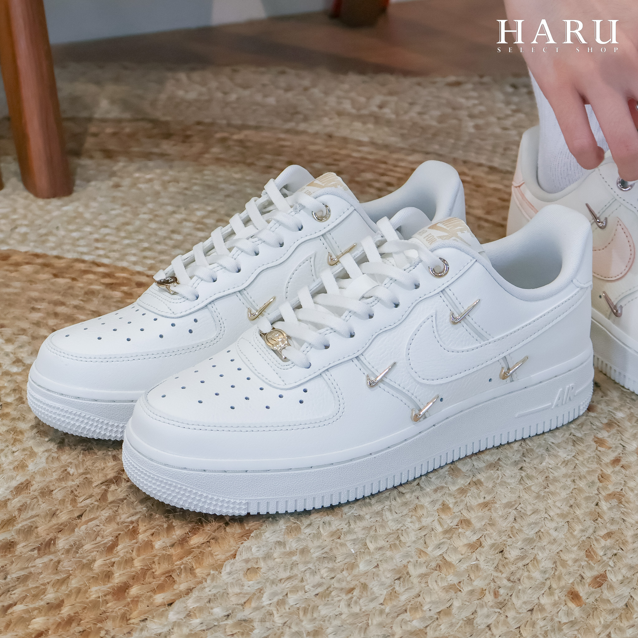 Nike Air Force 1 '07 LX 白 金屬 金鉤 立體 小鉤 銀鞋扣 燕麥奶 女生復古休閒鞋 FV3654-111