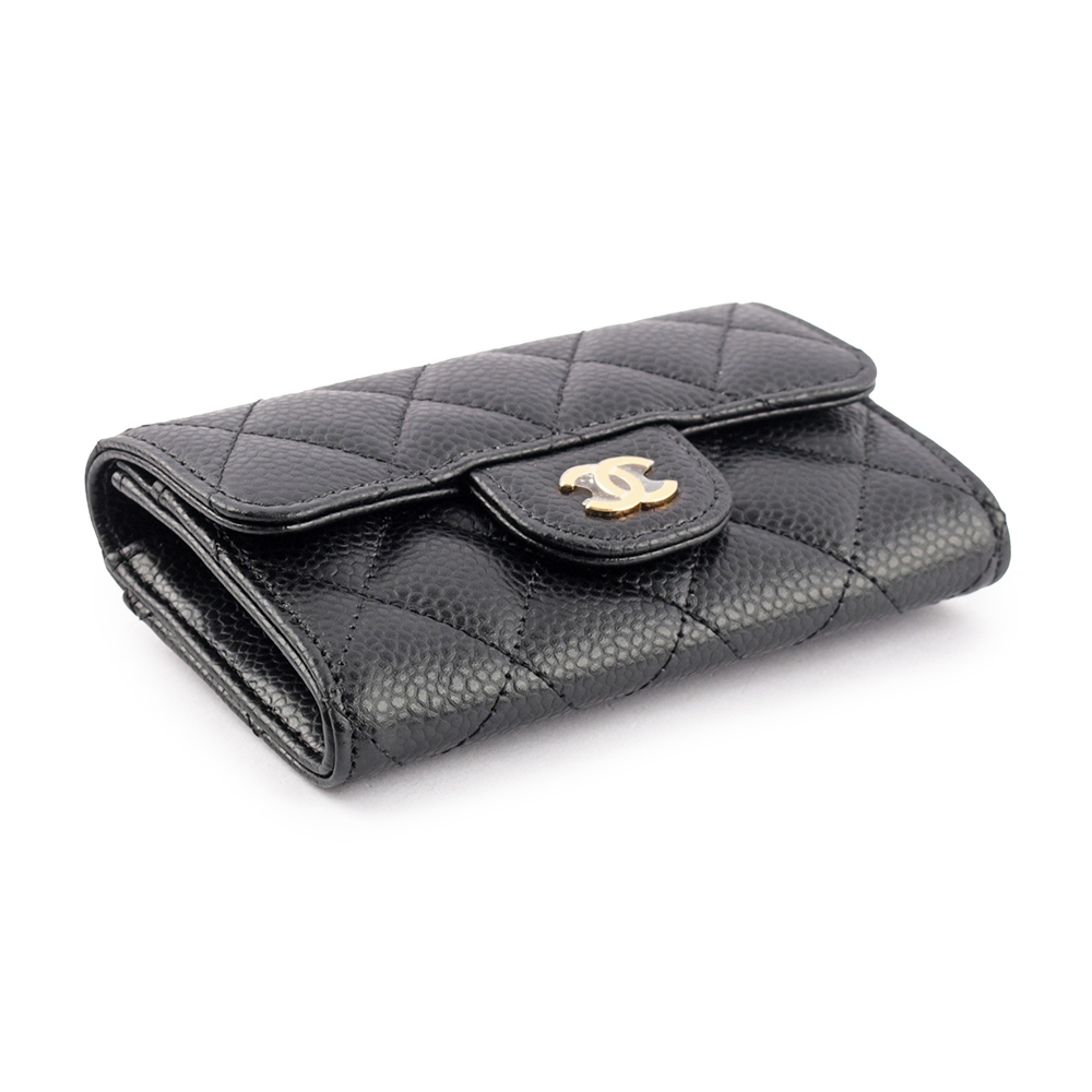【CHANEL】金色Logo 菱格紋荔枝牛皮翻蓋卡片夾(黑色) AP0214 Y01864 C3906