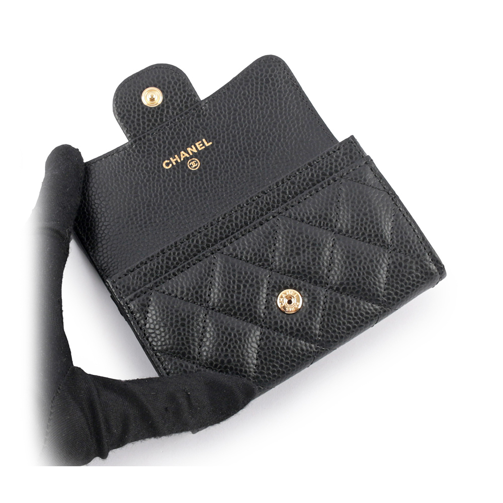 【CHANEL】金色Logo 菱格紋荔枝牛皮翻蓋卡片夾(黑色) AP0214 Y01864 C3906
