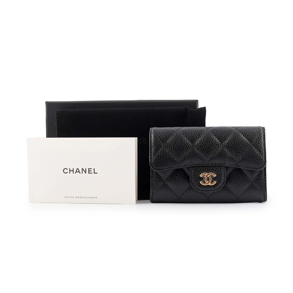 【CHANEL】金色Logo 菱格紋荔枝牛皮翻蓋卡片夾(黑色) AP0214 Y01864 C3906