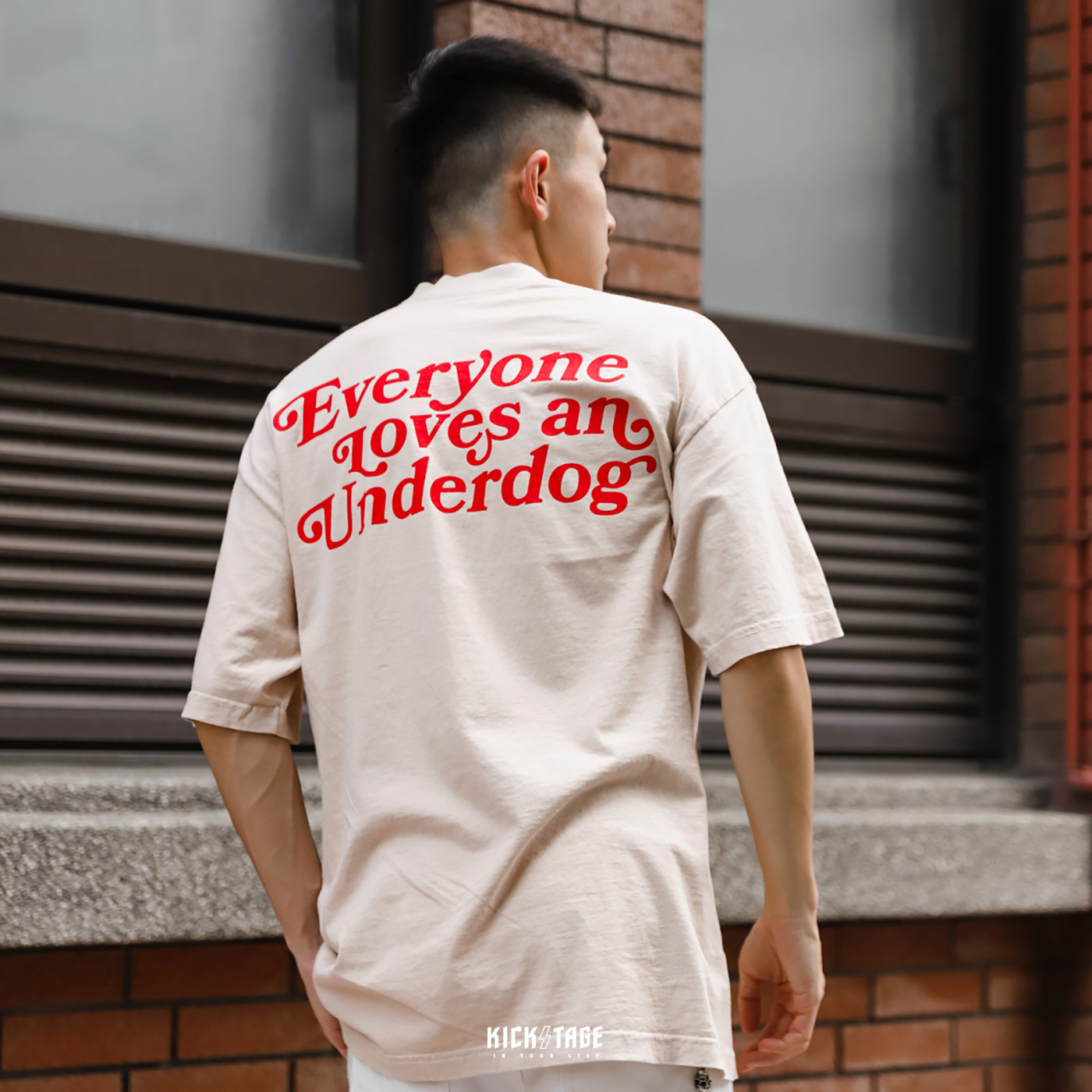 [售出無退換]男女款 Deuce Brand Underdog Street Tee 卡其色 標語 運動 訓練 短袖 短T【DE015-BE】