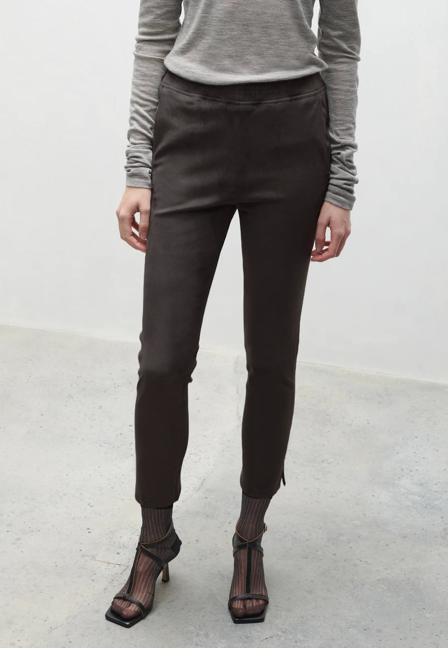 羊羔絨面皮革窄管褲(深灰)