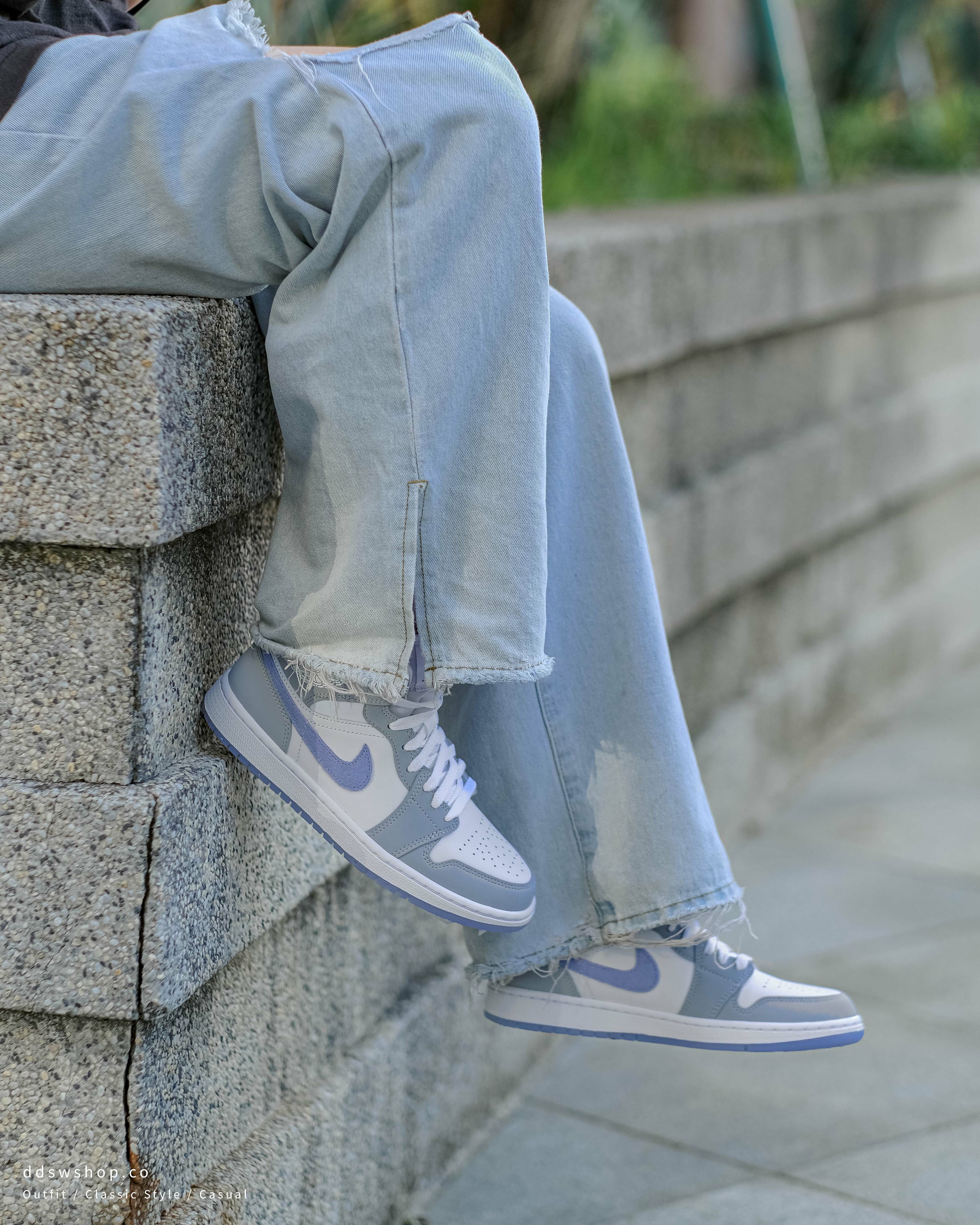 Nike Air Jordan 1 Mid 'Wolf Grey' 灰白中筒 藍勾 冰晶底 BQ6472-105