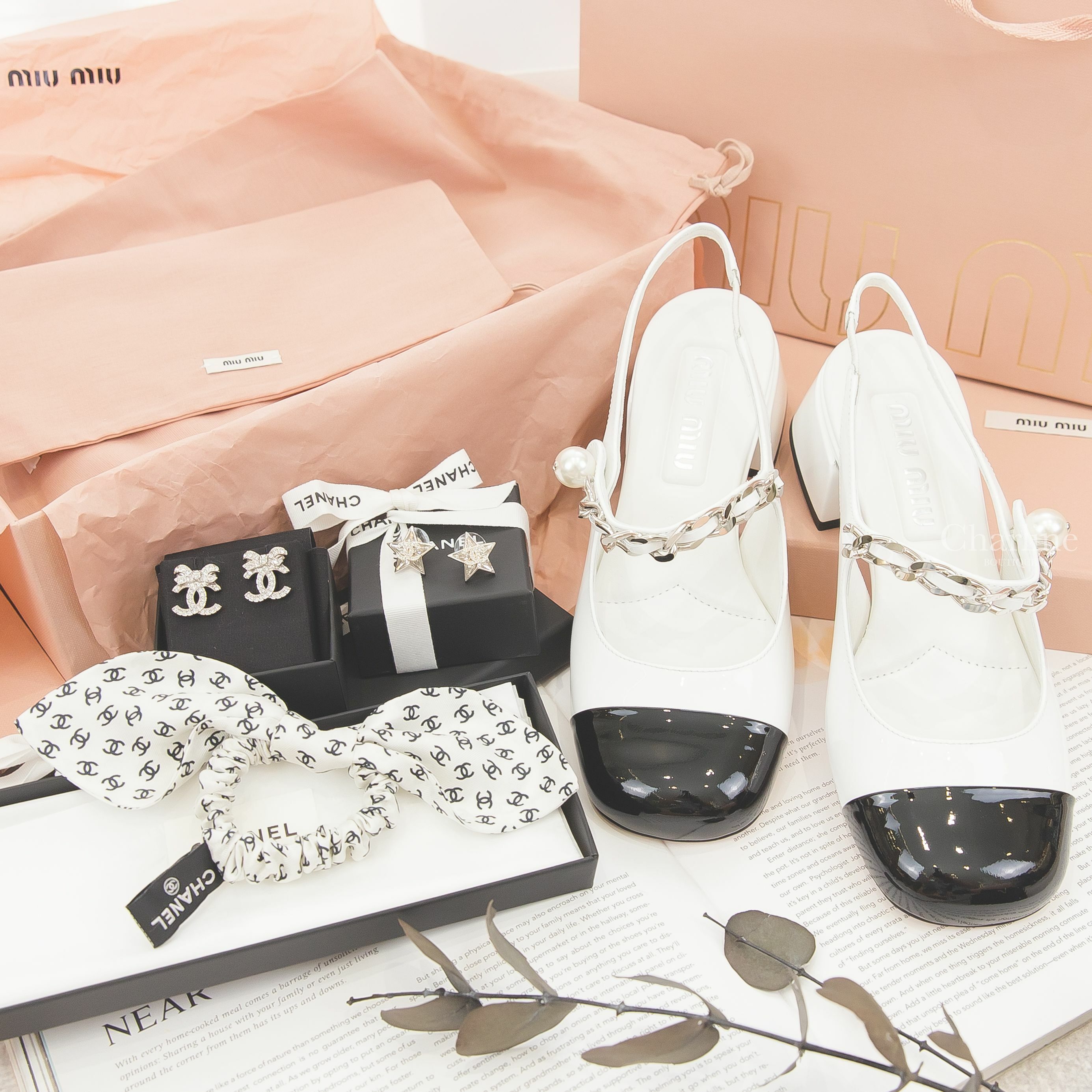 MiuMiu Leather Slingback Pumps 白色拼黑色漆皮銀鍊珍珠低跟瑪莉珍鞋,Chanel 白底滿版黑色CC真絲蝴蝶結髮束,銀色水晶鑲鑽CC星星耳環,銀色水鑽蝴蝶結CC耳環-Charline Boutique精品代購