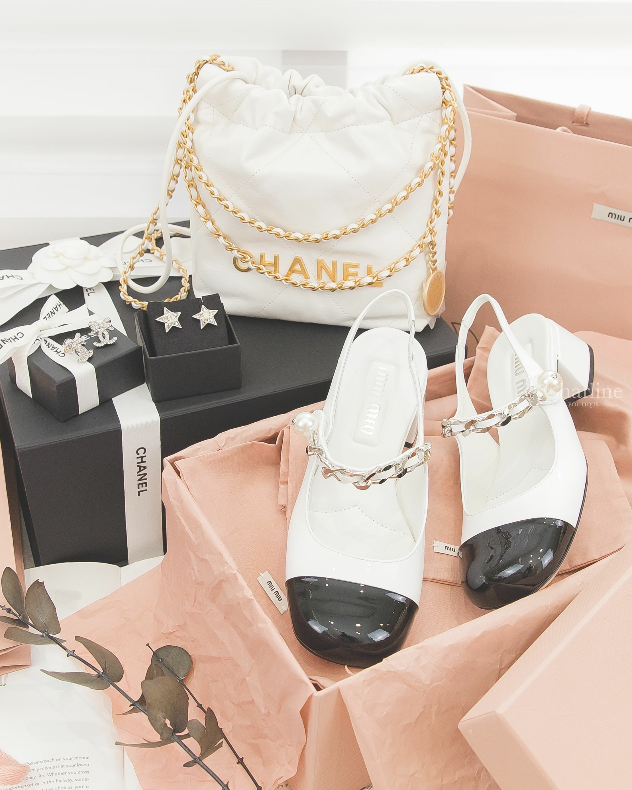 MiuMiu Leather Slingback Pumps 白色拼黑色漆皮銀鍊珍珠低跟瑪莉珍鞋,Chanel 白色金字徽章鍊帶迷你小牛皮大菱格紋手提肩背包,銀色水晶鑲鑽CC星星耳環,銀色水鑽蝴蝶結CC耳環-Charline Boutique精品代購