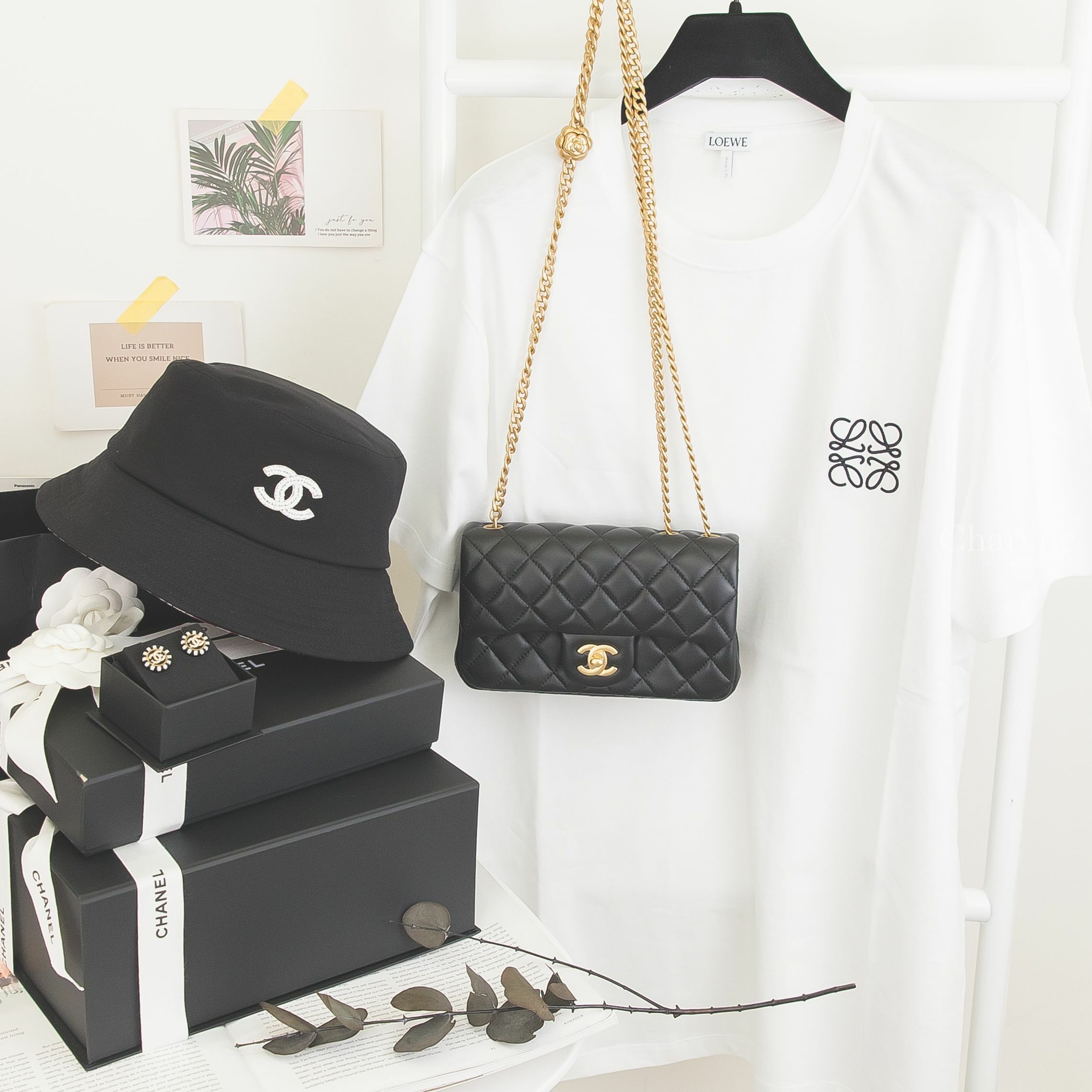 Loewe 白色刺繡黑色 Logo 短袖棉T,Chanel 黑色金CC金色山茶花鍊帶20cm小羊皮菱格紋手提肩背包,黑底白色珠珠CC拼黑紅格紋內裡棉質漁夫帽,黑白相間金色水鑽CC金框圓形耳環-Charline Boutique精品代購