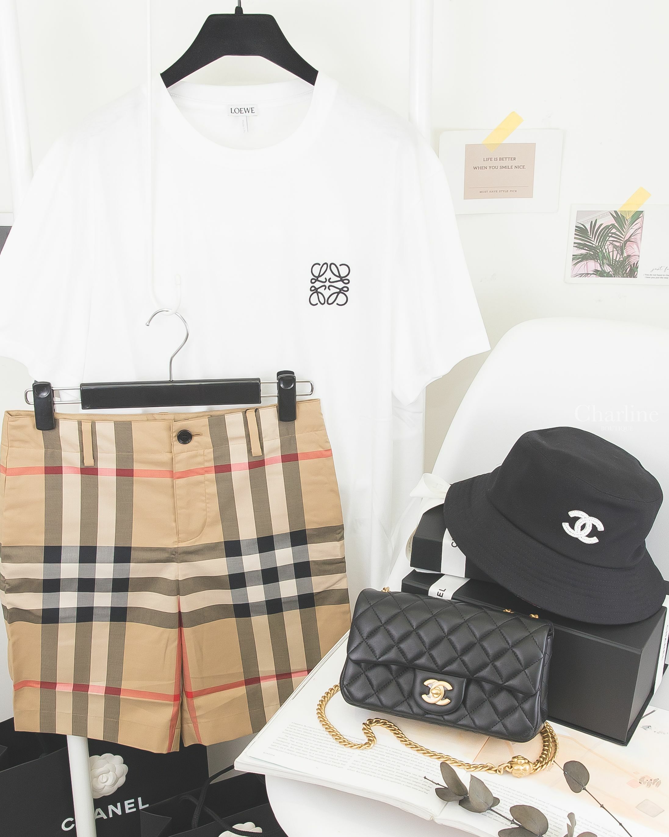 Loewe 白色刺繡黑色 Logo 短袖棉T,Chanel 黑色金CC金色山茶花鍊帶20cm小羊皮菱格紋手提肩背包,黑底白色珠珠CC拼黑紅格紋內裡棉質漁夫帽-Charline Boutique精品代購