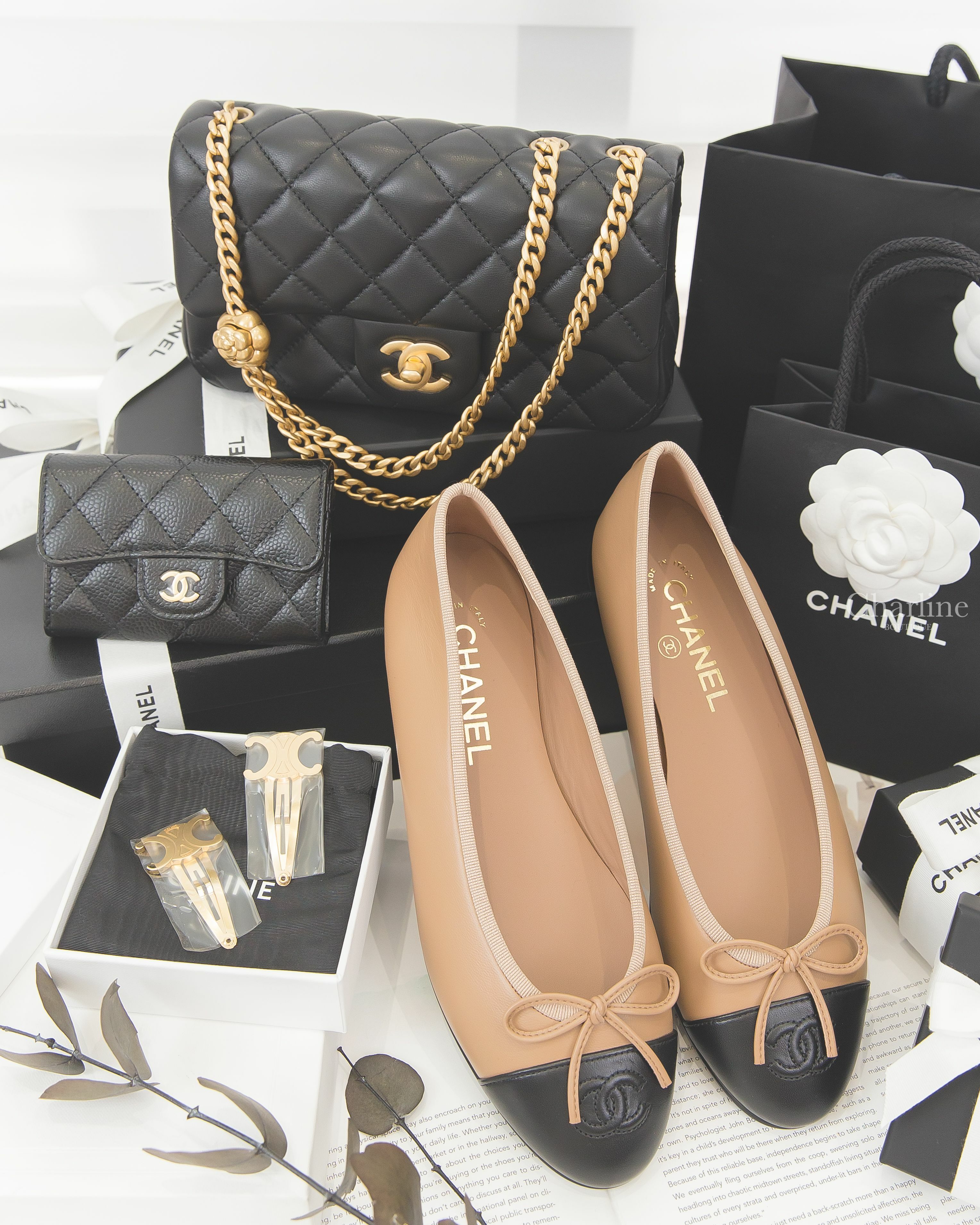 Celine 金色凱旋門髮夾,Chanel 黑色金CC金色山茶花鍊帶20cm小羊皮菱格紋手提肩背包,Chanel 深咖啡/黑色蝴蝶結娃娃鞋,Chanel 黑色金CC酒紅內裡荔枝菱格紋零錢夾-Charline Boutique精品代購