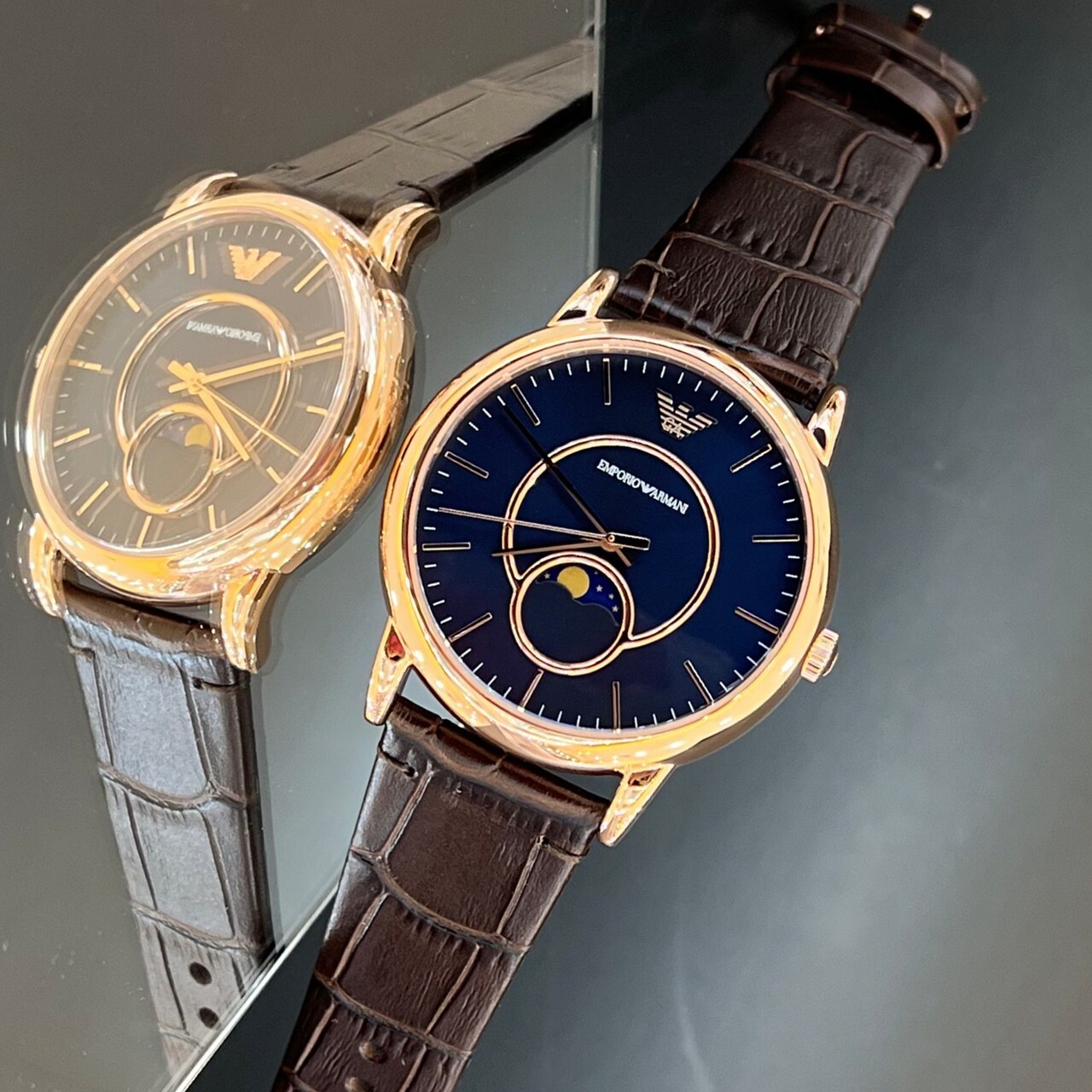 【EMPORIO ARMANI】古典慕夜藍三針月相錶 AR11566 43mm 現代鐘錶