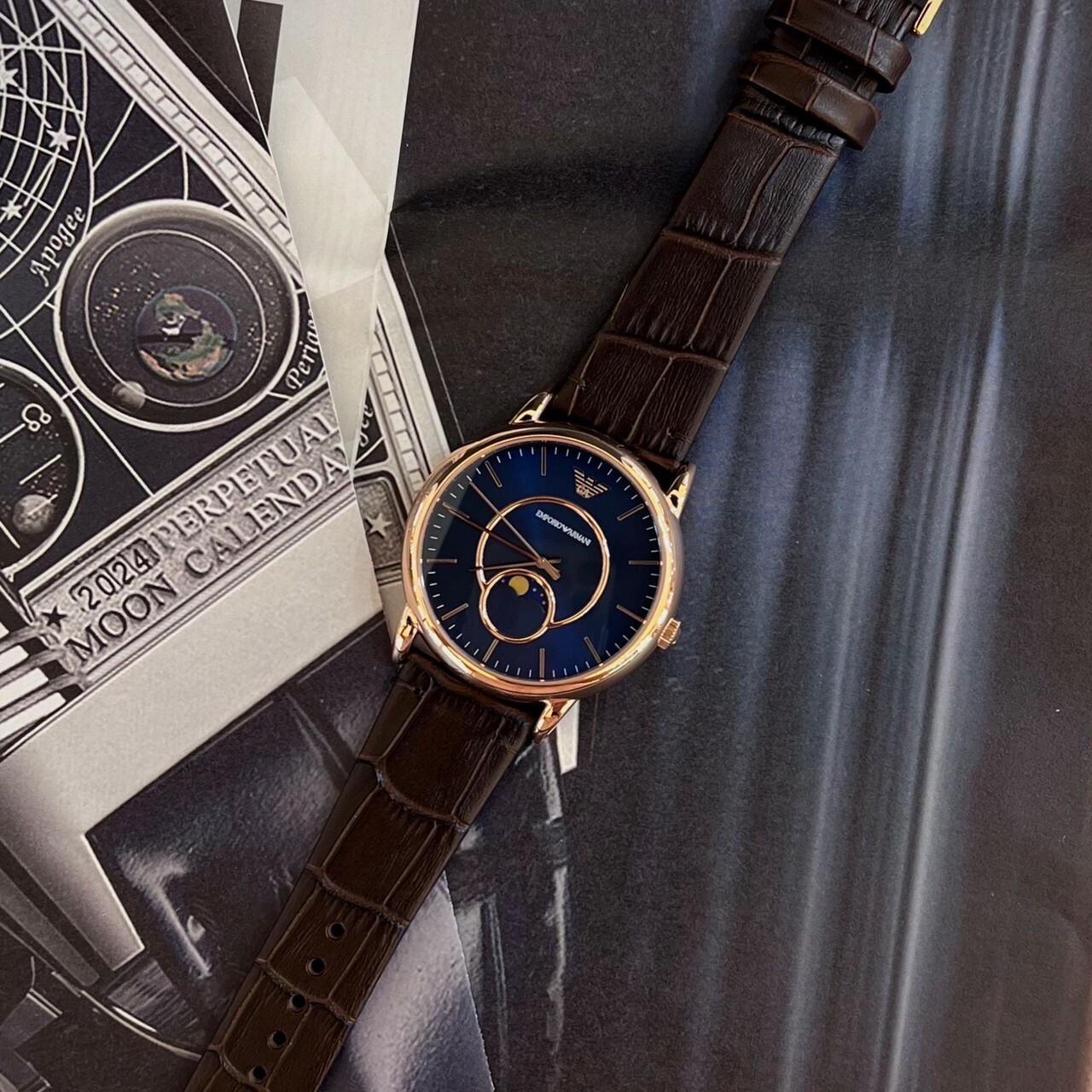 【EMPORIO ARMANI】古典慕夜藍三針月相錶 AR11566 43mm 現代鐘錶