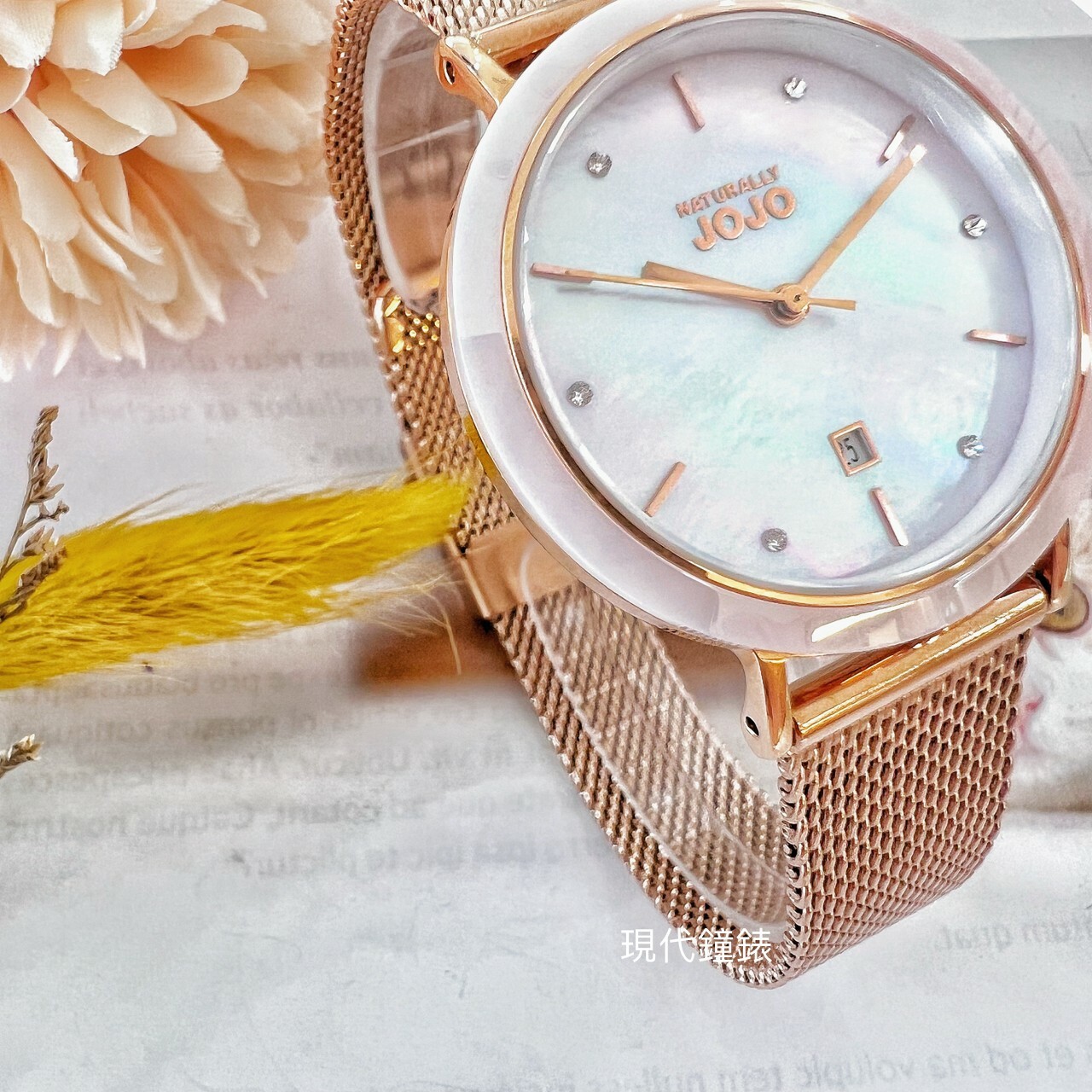 【NATURALLY JOJO】珍珠母貝粉漾陶瓷框錶  JO96979-10R 34mm 現代鐘錶