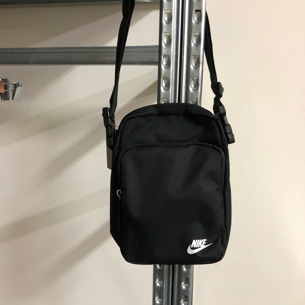 Nike Heritage 小LOGO側背小包 DB0456-010