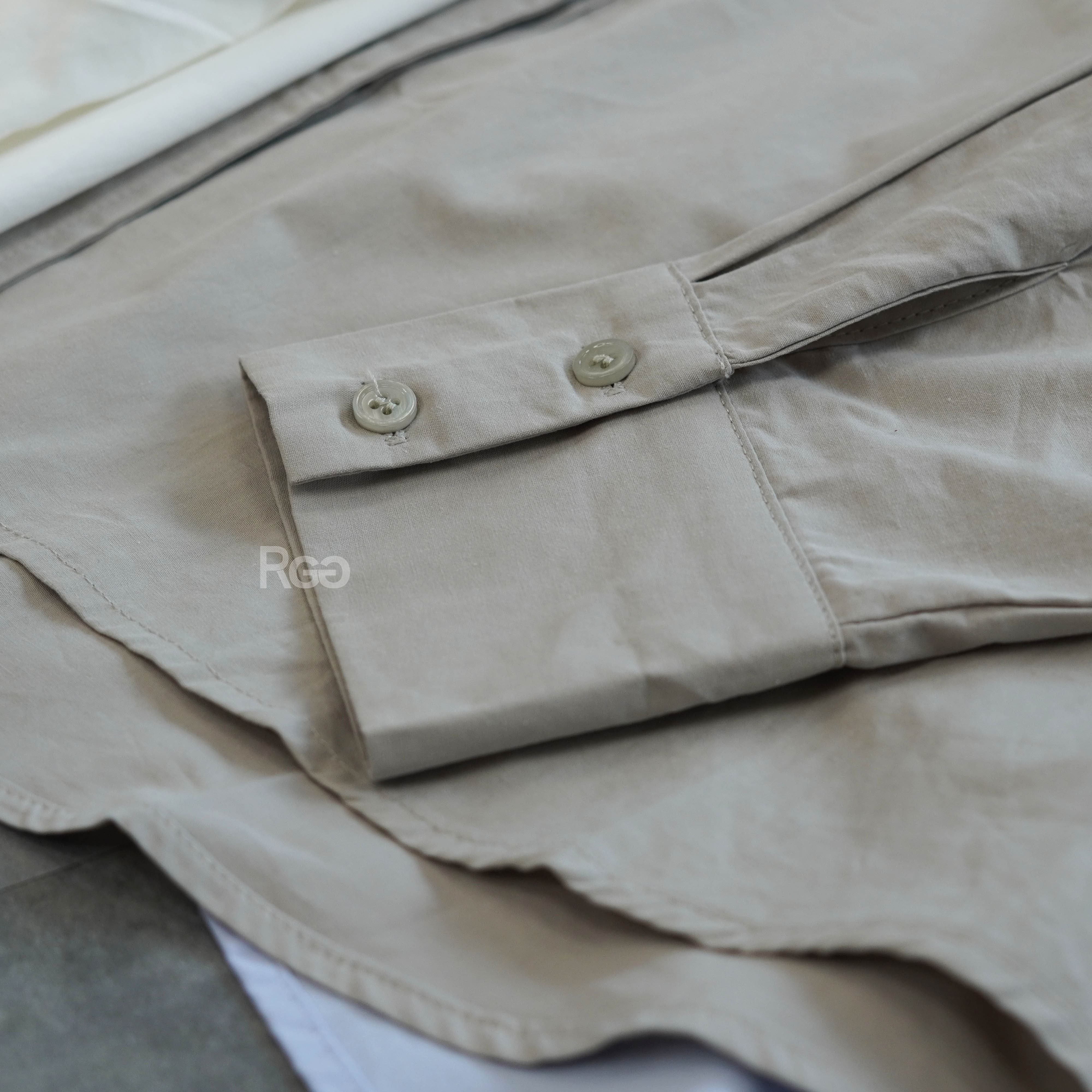 挺版前短後長水洗棉襯衫灰色袖子細節照