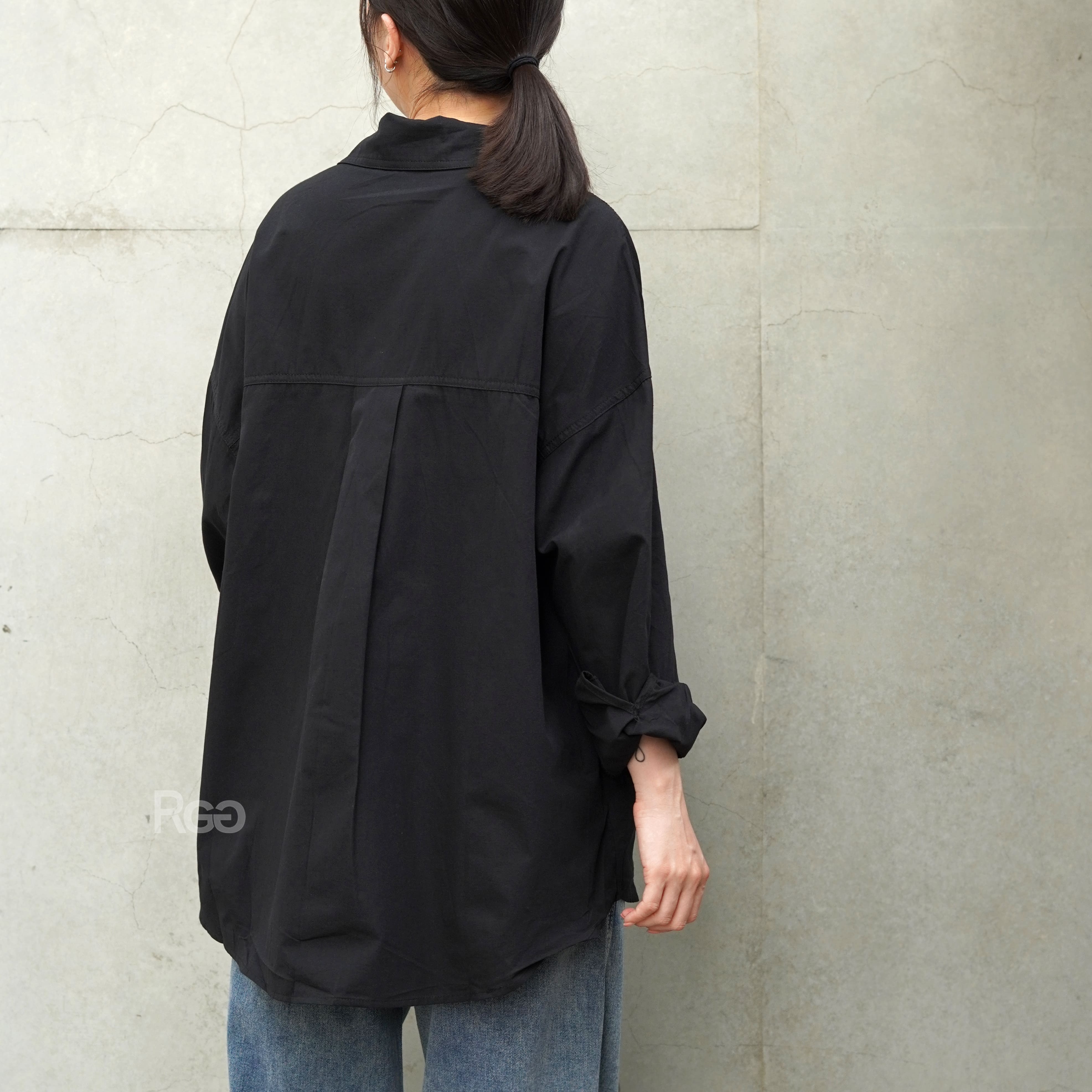 女模著挺版前短後長水洗棉襯衫黑色背面照