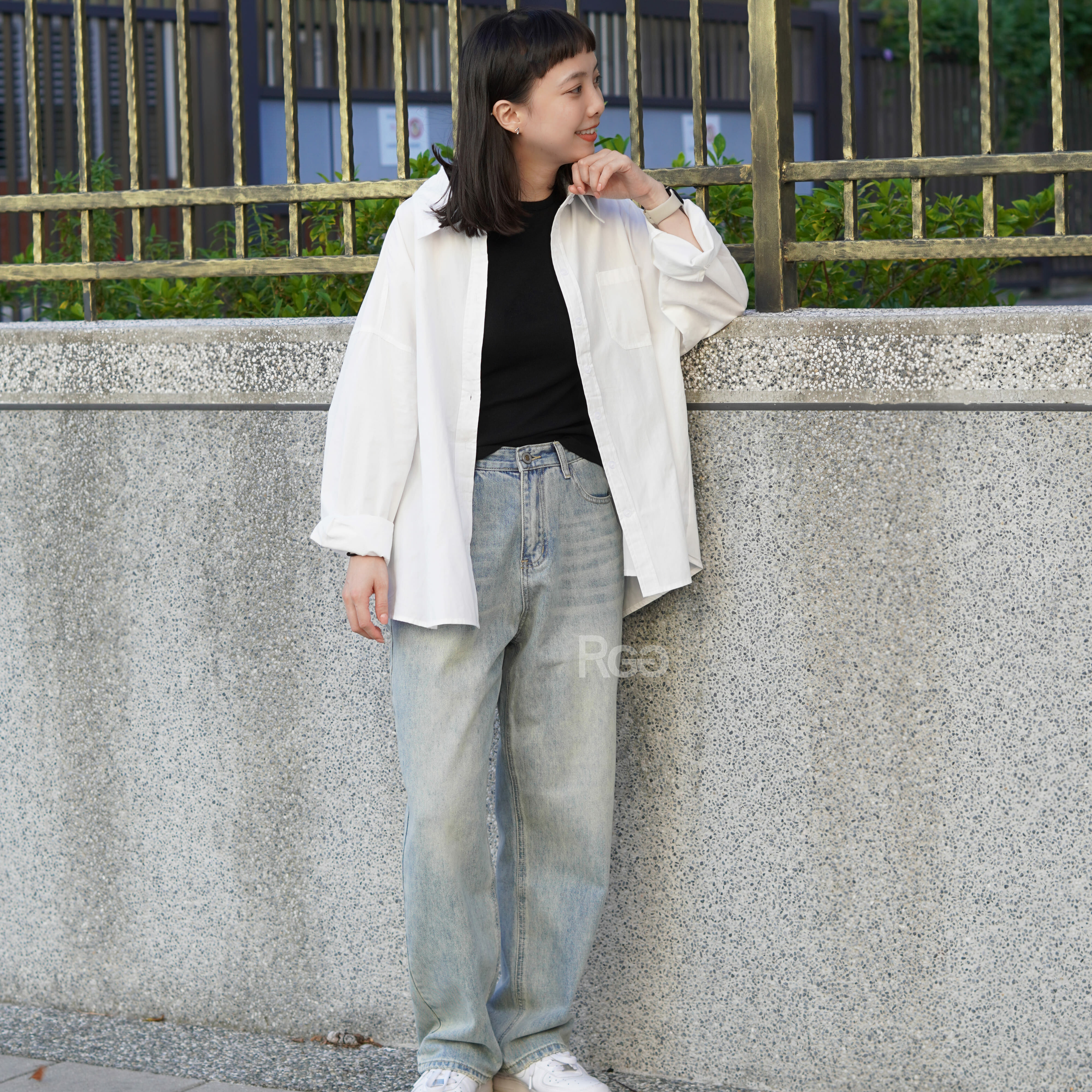 女模著挺版前短後長水洗棉襯衫白色實著照