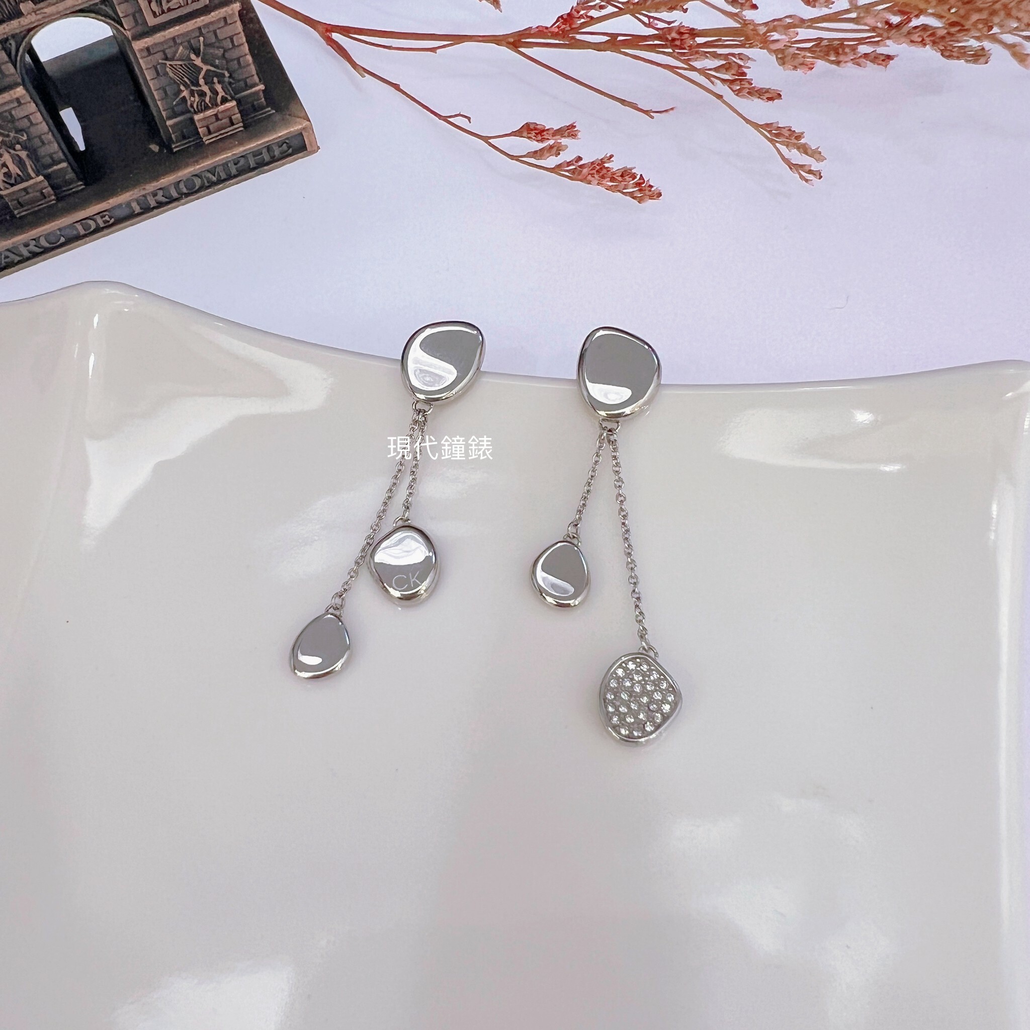 【Calvin Klein】鵝卵石造型穿式耳環-銀 CKF35000211 現代鐘錶