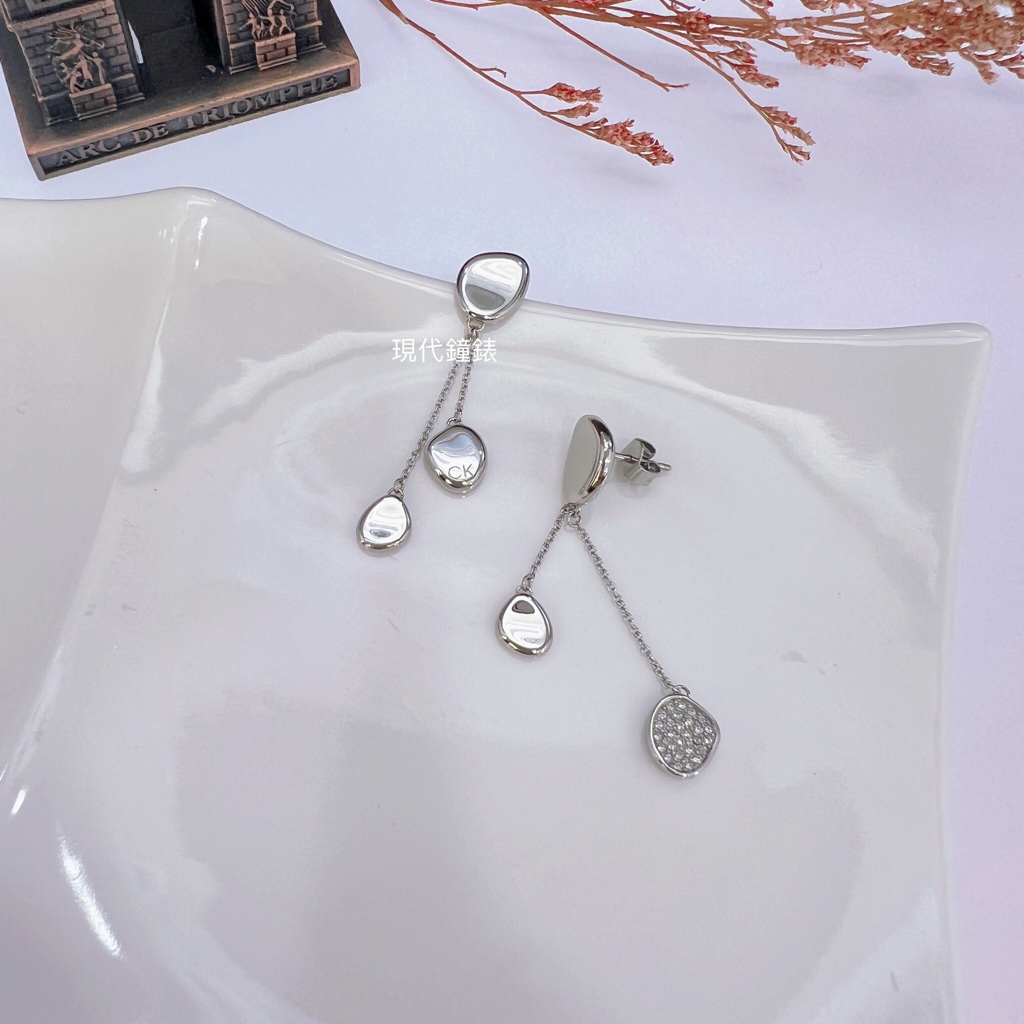 【Calvin Klein】鵝卵石造型穿式耳環-銀 CKF35000211 現代鐘錶