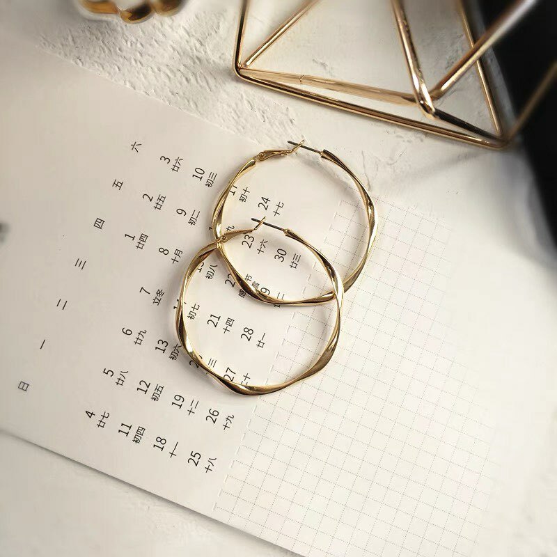 最經典的麻花圈圈。鋼針耳環