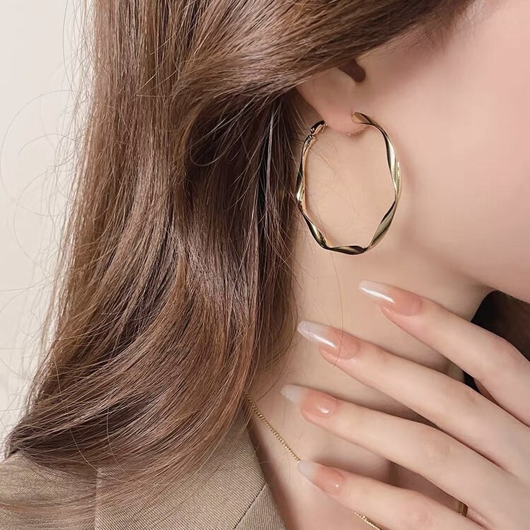 最經典的麻花圈圈。鋼針耳環