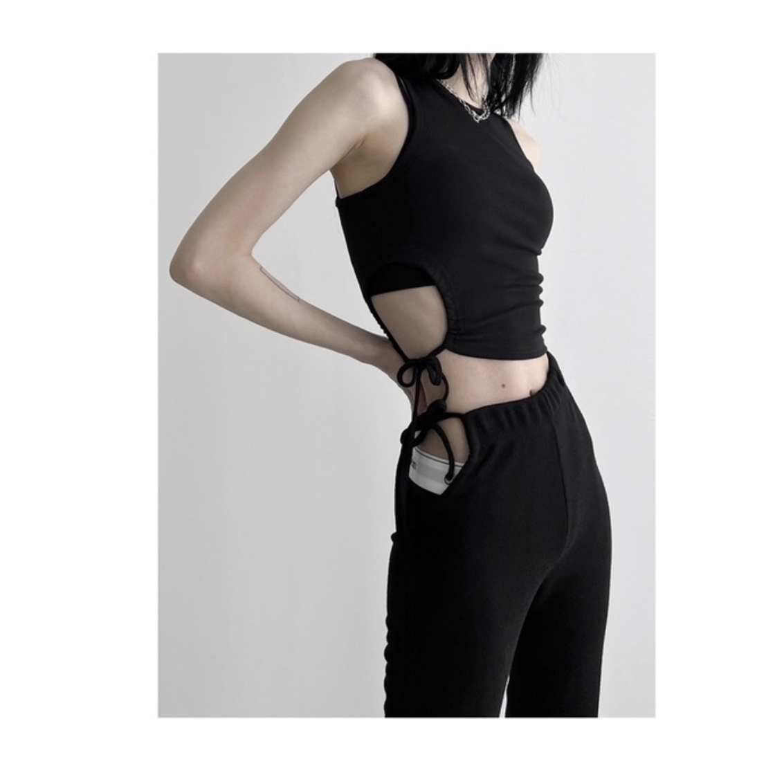 【JINNEE】(SALE) 韓國🇰🇷 鏤空 綁帶設計 小背心 上衣 挖空 賽車背心 短版 無袖 削肩