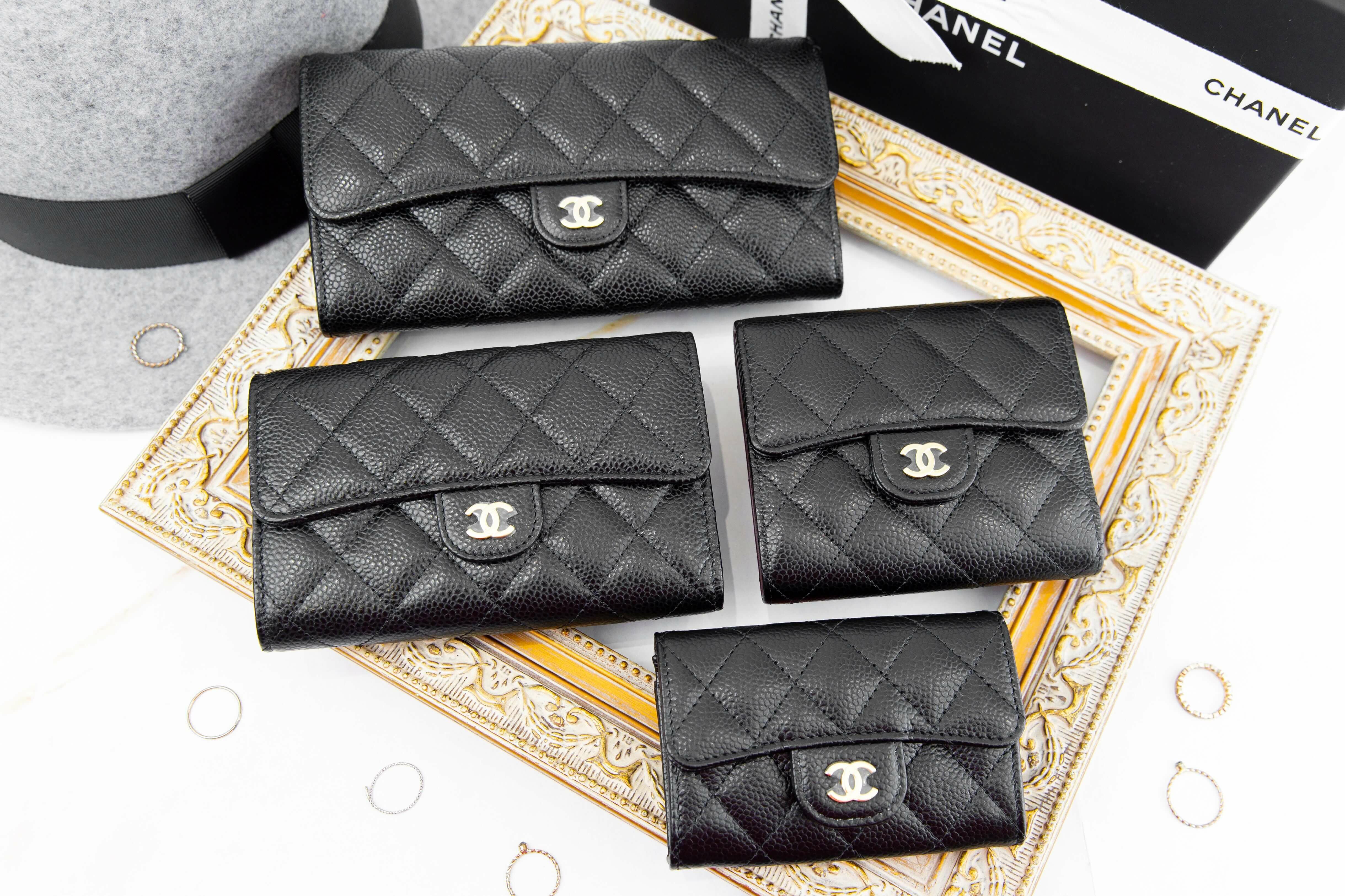 Chanel Medium Flap Wallet 黑色金CC荔枝菱格紋前釦式中夾,黑色金CC酒紅內裡荔枝菱格紋前釦式長夾,黑色金CC酒紅內裡荔枝菱格紋三折短夾,黑色金CC酒紅內裡荔枝菱格紋零錢夾-Charline Boutique 精品代購
