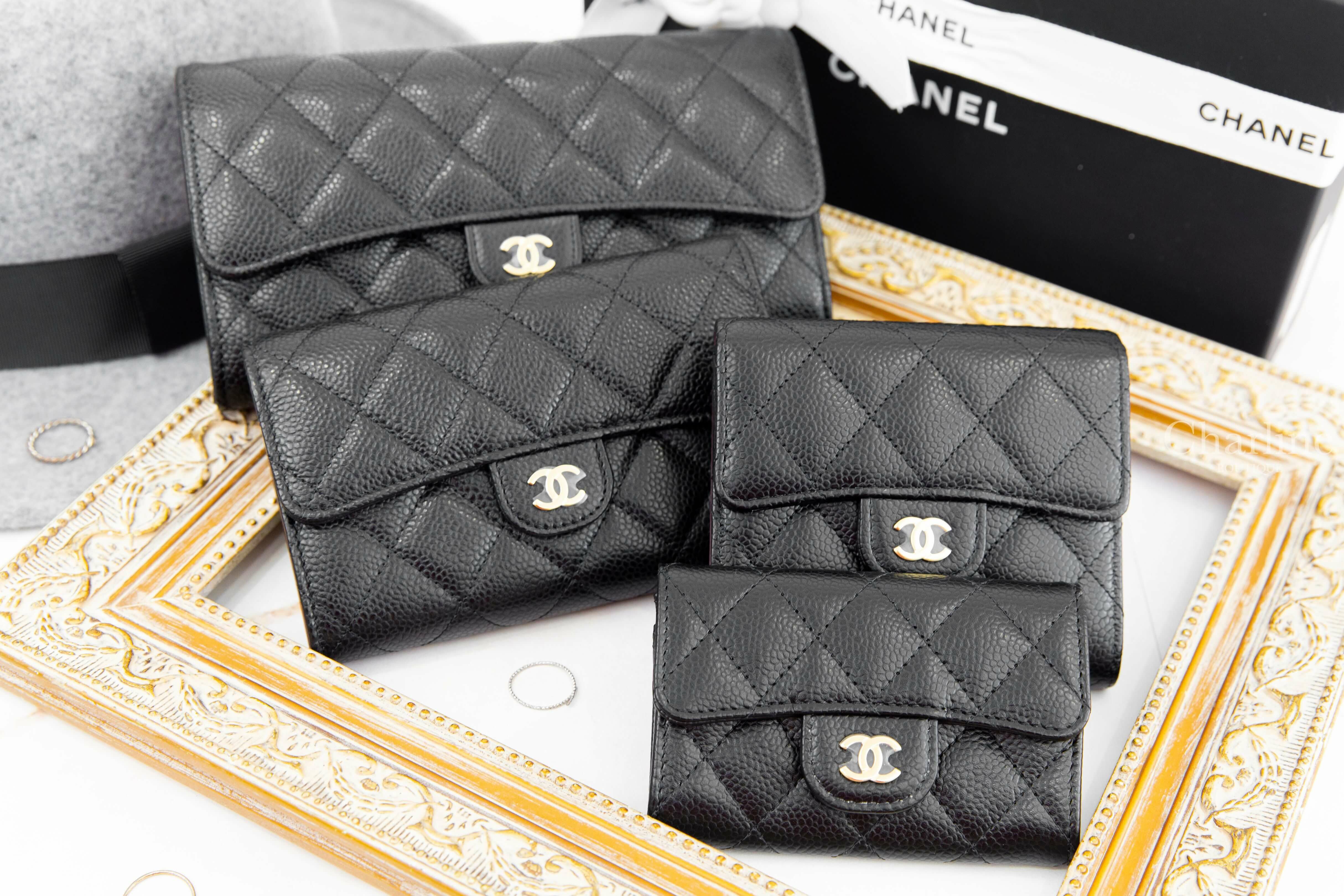 Chanel Medium Flap Wallet 黑色金CC荔枝菱格紋前釦式中夾,黑色金CC酒紅內裡荔枝菱格紋前釦式長夾,黑色金CC酒紅內裡荔枝菱格紋三折短夾,黑色金CC酒紅內裡荔枝菱格紋零錢夾-Charline Boutique 精品代購