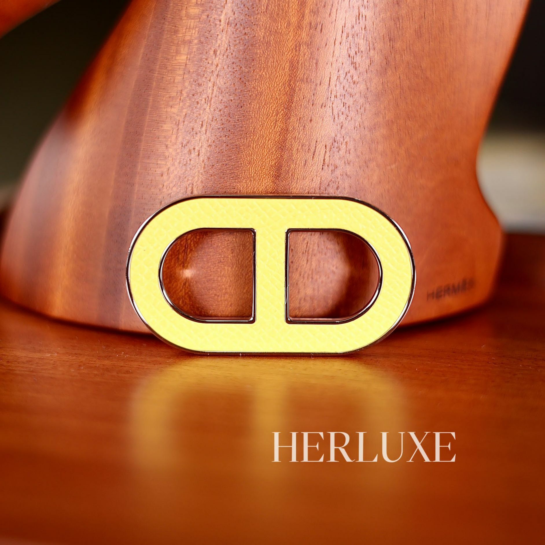 Ancre naples yellow brooch