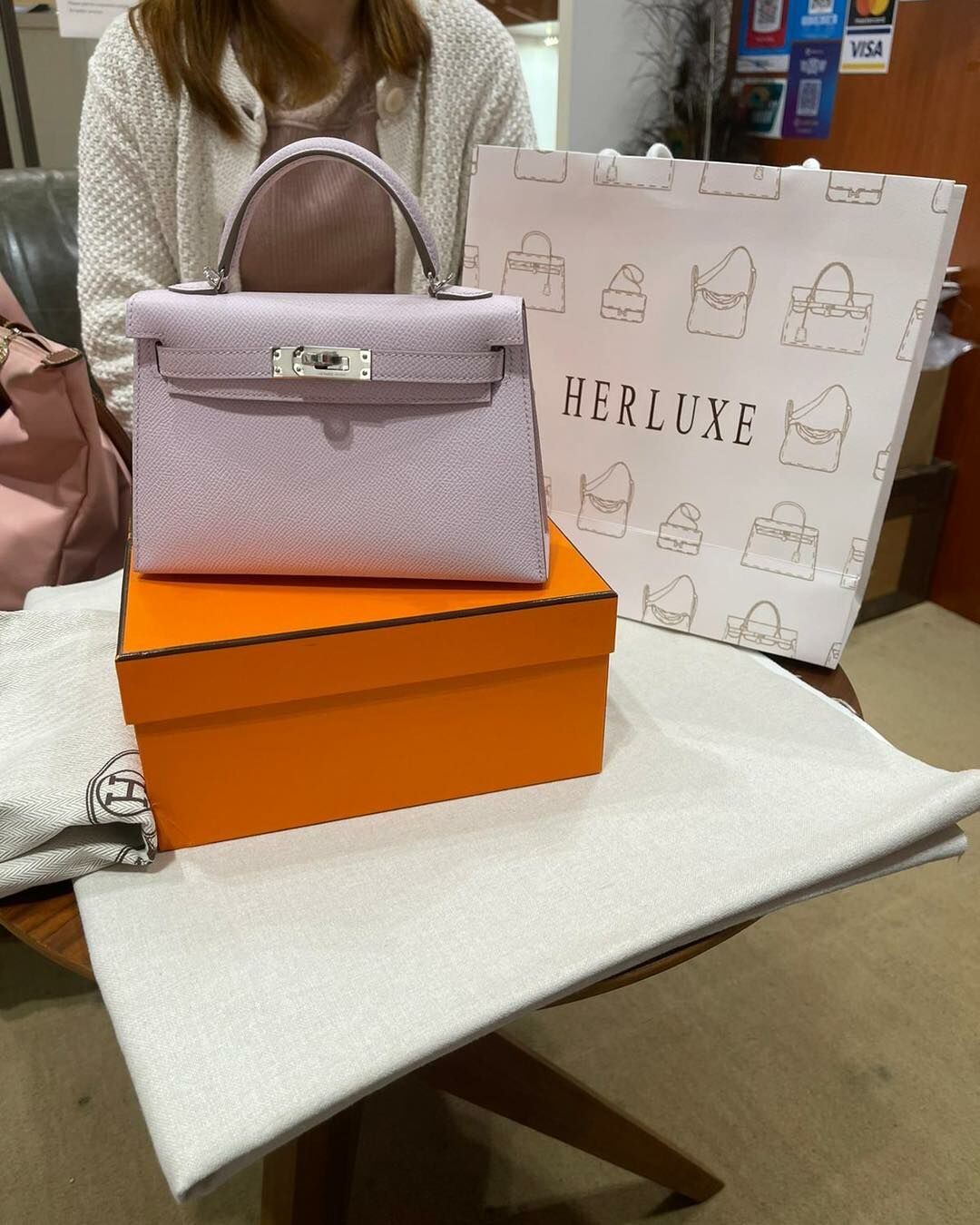 爽快靚靚walk in嚟搵 Kelly pochette💕 入店一見到K20夢幻紫🦄就馬上埋單抱走🎉 非常開心滿意🥰 仲明確咗下次目標要同我哋買B25 touch😍 靚靚之前有同我哋買過Picotin 18櫻花粉🌸 感謝你一直以來的信任與支持❤️ 我哋嘅優勢就係有實力💪 服務好👍 夠專業✌️ 性價比高💕