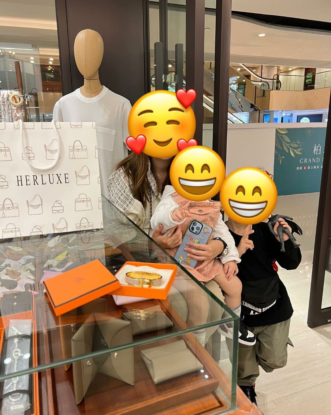 超nice靚靚來揀手鐲比朋友🎁🥳 超有心思💡特意揀咗同朋友手袋同色系列嘅💕 靚靚原來係見到好多人支持我哋🫶 對我哋信心滿滿💪 立即爽快嚟購物🛍️ 仔仔都好開心😁 大讚下次仲要再嚟搵我哋買野❤️🎉