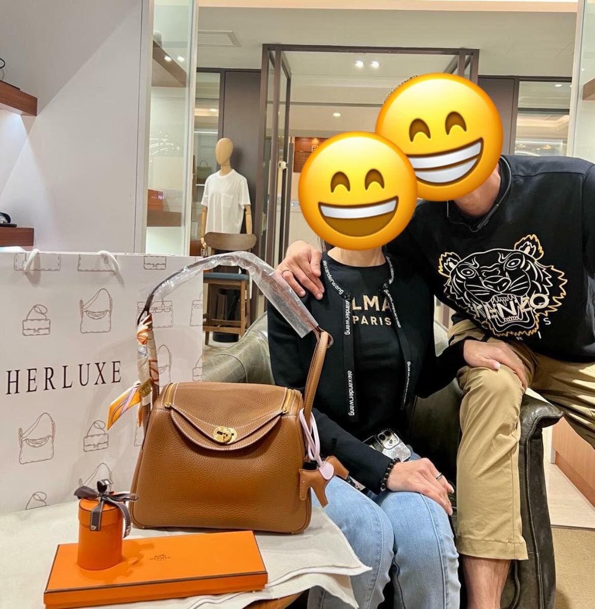 爽快靚靚同先生來取Lindy 26 金金🐫🔑 當場又選咗條新款Twilly🎀同馬仔🐴 先生都爽快定下左目標✨ 對E29大象金🐘🔑/C slim黑銀🖤🗝️有興趣🥳 so sweet💕 感謝你哋對HERLUXE的支持與信任🫶 我哋也用行動證明你哋的選擇絕對正確👍