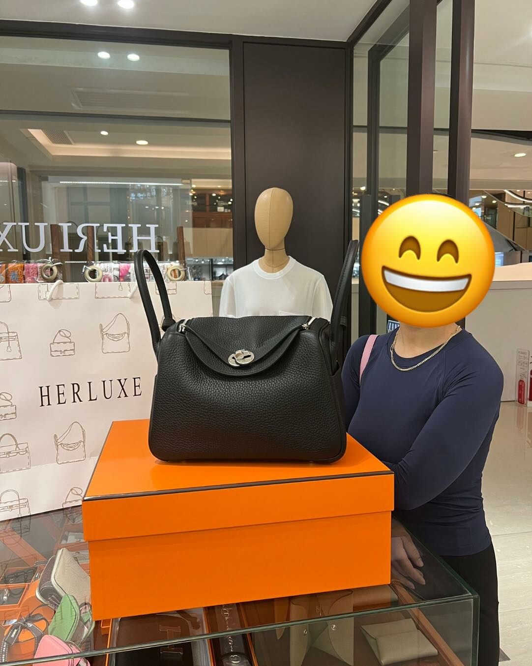 爽快靚靚walk-in到店咨詢Lindy 26 黑銀🖤🗝️ 在對比咗其他幾家店之後🔍 綜合性價比同公司實力都係選擇在我哋店購買🛍️🎉 多謝你對HERLUXE嘅認可🫶 你給我們一份信任🥰 我們還你十分滿意❤️