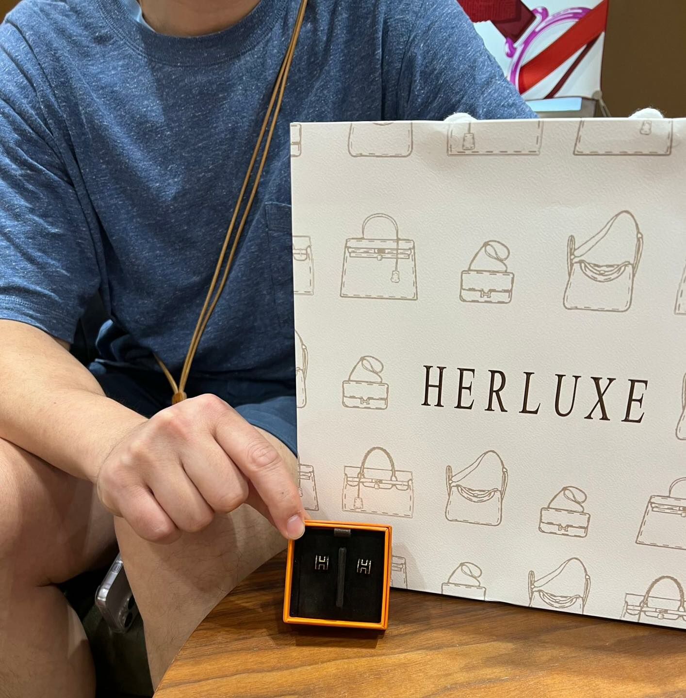 爽快先生經朋友介紹😊 在網上咨詢我哋後🔍 馬上到店爽快買咗mini pop h耳環🦻 希望你朋友收到呢份禮物🎁都好開心滿意🥰 多謝你第一次幫襯就咁認可我哋🫶