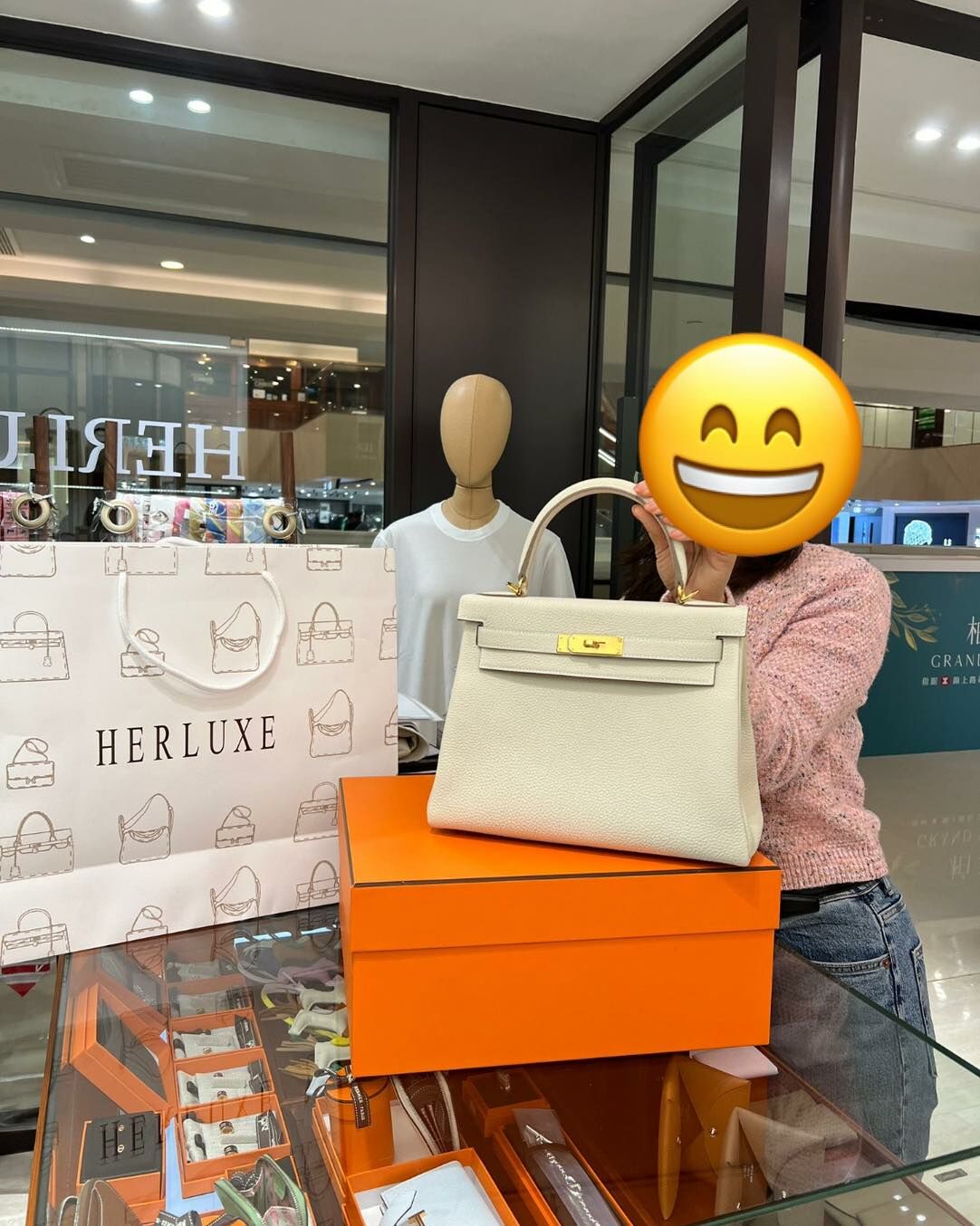 爽快靚靚walk in嚟買野🥰 非常滿意抱走了超仙氣K28 奶昔白金扣🥛🔑🥳 同行嘅朋友都想要一隻K25奶昔白😍 原來靚靚都有關注我哋❤️ 多謝你哋嘅信任與支持🫶 HERLUXE值得你哋信賴💪