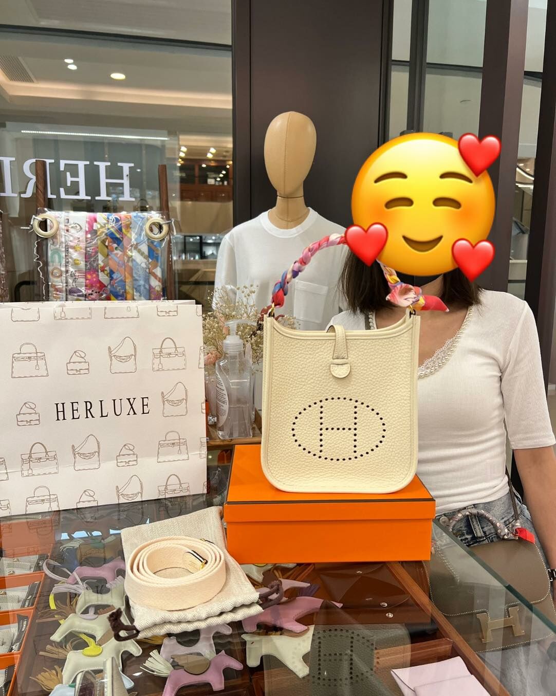 氣質靚靚在網上咨詢我哋後🔍馬上嚟店抱走evelyne mini奶油白金扣🍰🔑🥳 配上呢條Twilly🎀超仙氣+超甜美😍 感謝你的支持❤️ 顧客的滿意係我哋永恆的追求🫶