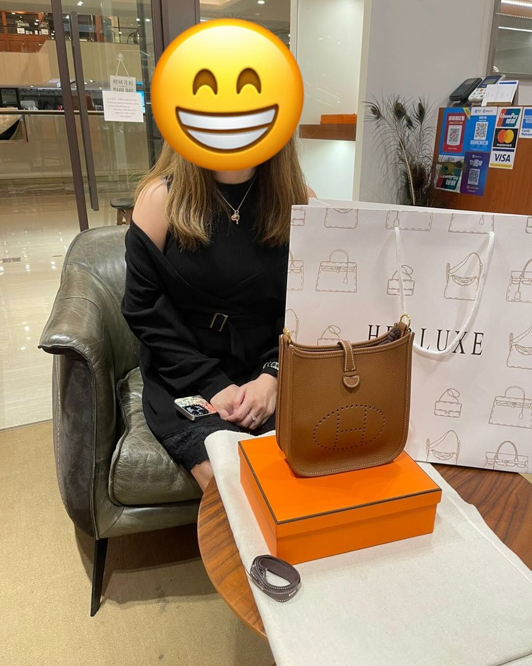 靚靚收到由好朋友特意預訂的mini E 金金🐫🔑 靚靚收到呢份驚喜生日禮物🎁 笑得超幸福開心🥳 這友情太令人羨慕了😍 多謝你哋的喜愛❤️ HERLUXE嘅品質➕服務包你滿意🥰