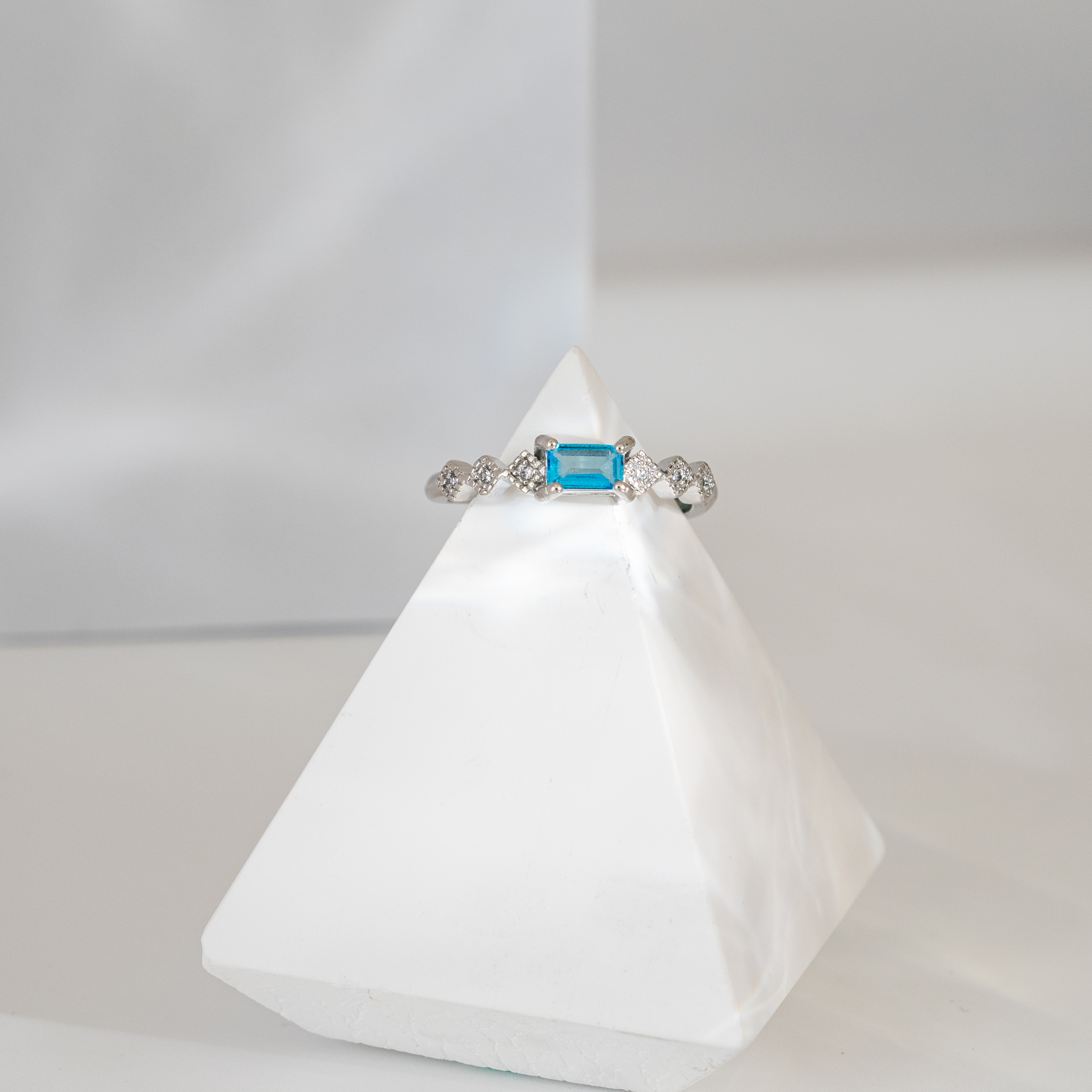 【托帕石】小方鑽面戒指