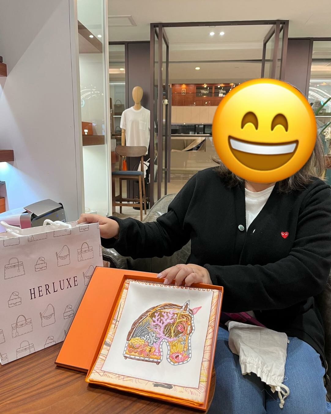 爽快靚靚嚟pick Up scarf送比客人做見面禮🎁 真係好有心思🥰 靚靚仲想搵Kelly 28❤️ 考慮好就行動👍 多謝你對我哋嘅信賴與支持🫶