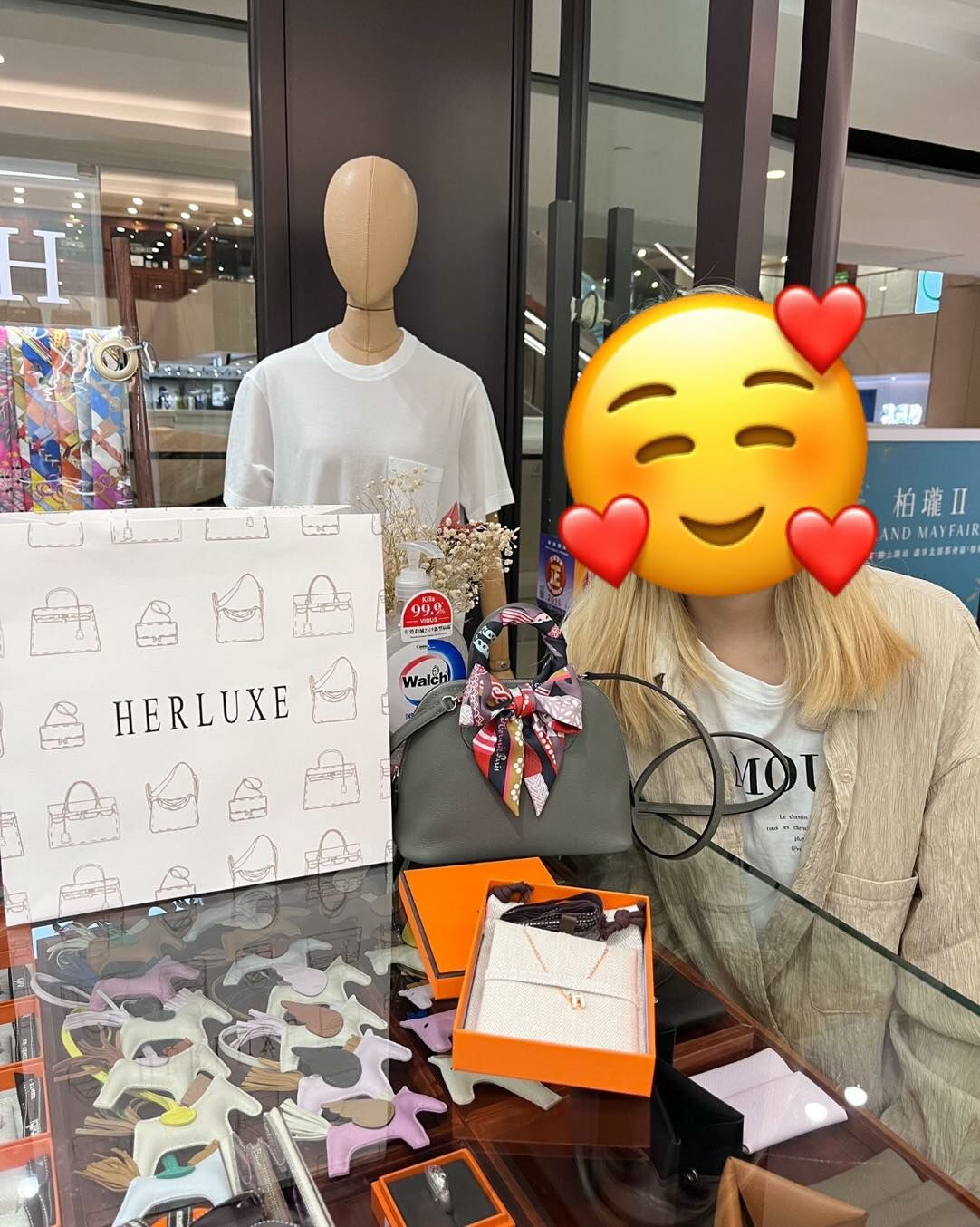 超爽快靚靚嚟pick up頸鏈⛓️ 旁邊嘅mini bolide積雨雲灰銀扣🌧️🗝️係上次幫襯我哋買的🥳 剛剛又想訂埋Constance 頸鏈⛓️ 非常感謝你❤️ 客人的復購再復購就係對我哋最大的讚賞✌️