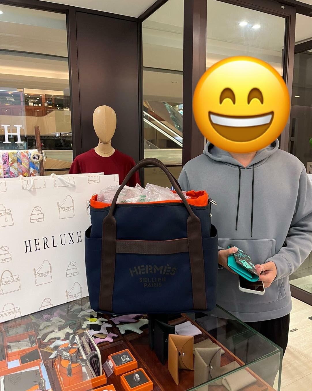 ：爽快型男在網上見到我哋🥳 即刻walk in嚟爽快埋單🛍️👍 開心抱走呢隻休閒馬術包🏇 仲大讚好抵買🎉 多謝你在首次認識HERLUXE就咁堅定選擇我哋🫶