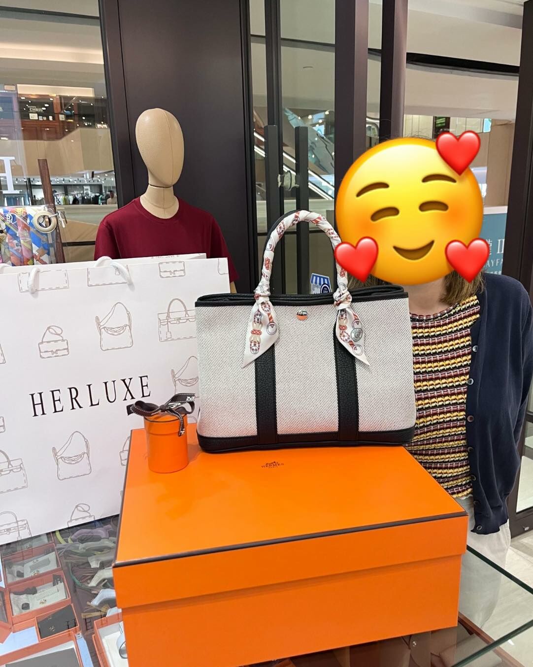 超爽快靚靚嚟pick up GP30熊貓🐼 揀的呢條Twilly綁上後更靚了😍 靚靚品味太好了👍 靚靚非常滿意🥳 還大讚我哋貨量超多😝 HERLUXE實力擺在眼前💪 客人們可以放心買開心買🎉