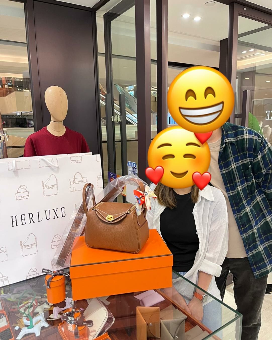 爽快靚靚同先生嚟pick up Lindy mini 金金🐫🔑 太襯氣質的你了😍 原來靚靚之前有嚟店查詢過🔍 番去考慮後馬上在網上落單🥰 今次嚟到還大讚我哋貨量超多😝 對我哋信心🈵🈵 被信任是一種幸福❤️ 你嘅認可係我哋前進的動力💪