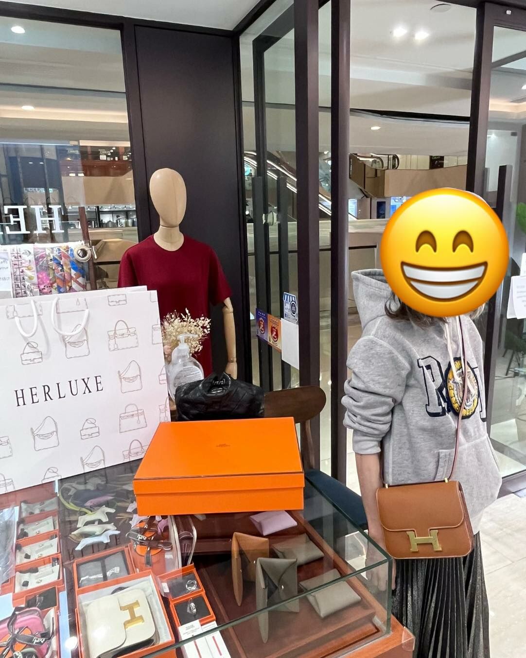 超爽快靚靚walk in嚟買野🛍️ 一眼睇岩呢隻剛落機嘅Constance mini 新款金金🐫🔑 上身太完美了😍 靚靚當場都表示非常滿意🥳 感謝你對我哋嘅100%肯定與信任❤️