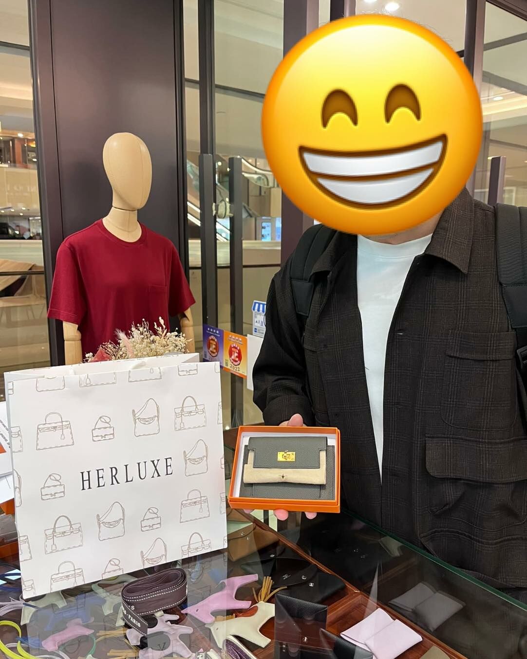 暖心先生嚟pick up Kelly pocket送比太太🥳 呢個灰綠色配金扣顯高級感😍 先生非常滿意🎉 能為客人們搜購到心儀的貨品我哋都好開心😝