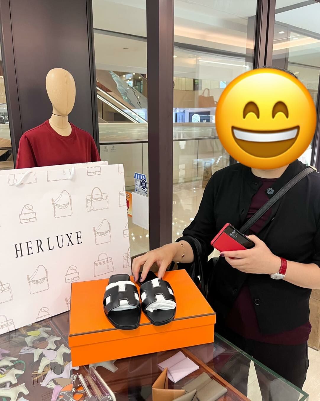 遊客靚靚walk in嚟買野🛍️ 一眼睇中Oran拖鞋🩴 爽快埋單帶走🫶 從陌生到落單❤️ 多謝你嘅選擇🥳