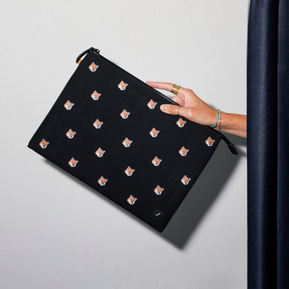 Maison Kitsuné 聯名All Over Fox Head系列電腦包 (13/14吋)