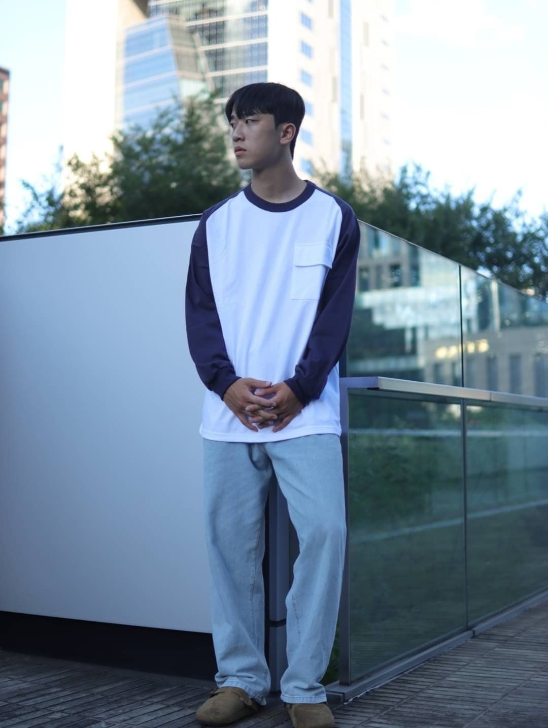 男模著重磅撞色長T白色L實著照