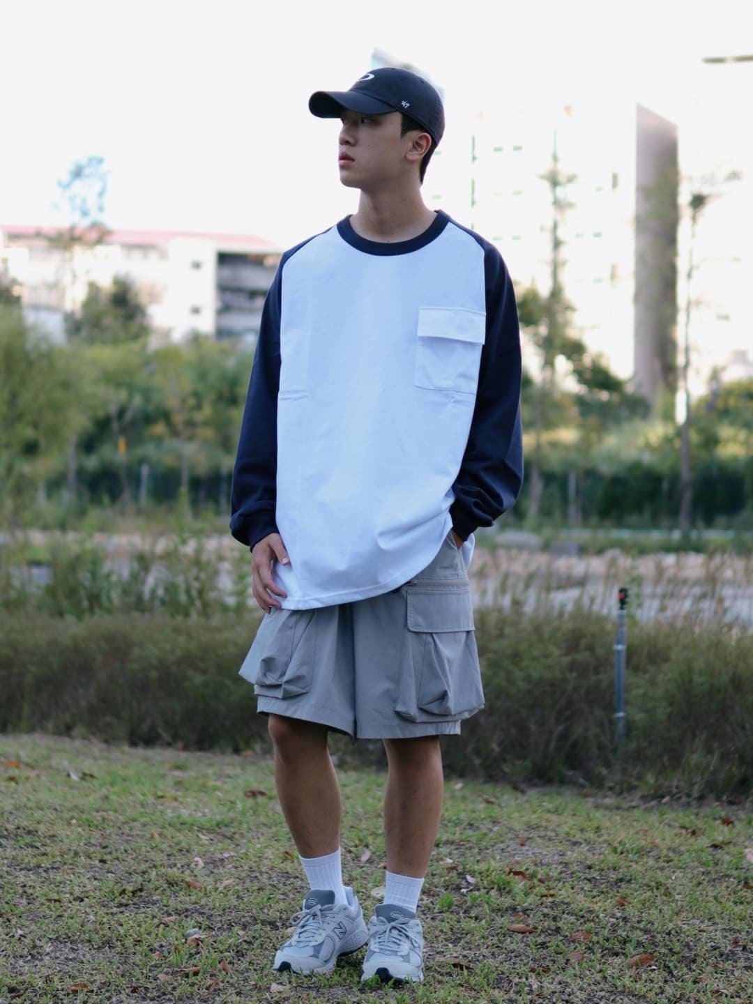 男模著重磅撞色長T白色L實著照