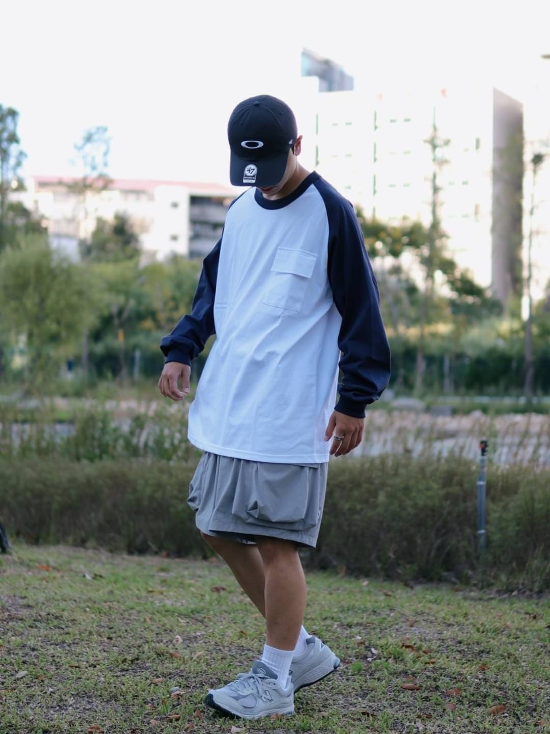 男模著重磅撞色長T白色L實著照